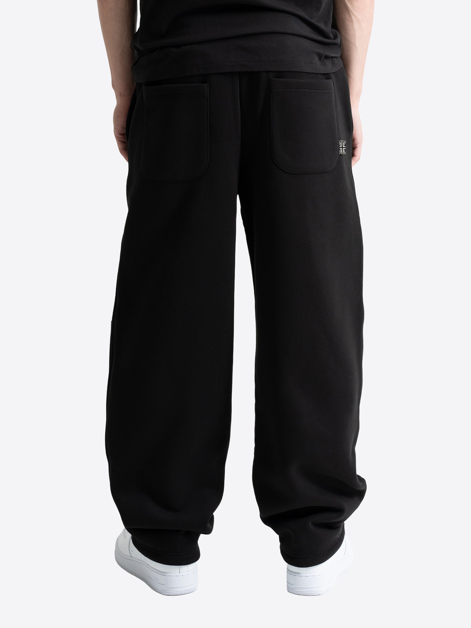 Schwarze Lonsdale Herren-Sporthose von hinten mit zwei Gesässtaschen und Union Jack Label online bestellen Schweiz.