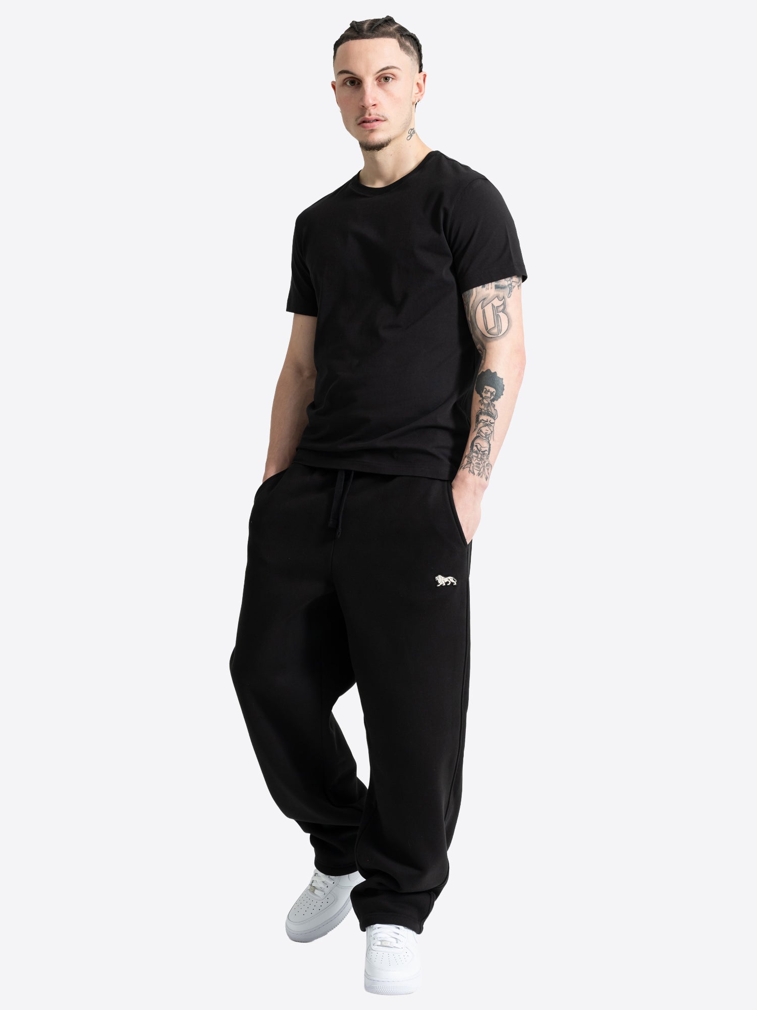 Schwarze Lonsdale Herren-Jogginghose mit Löwen-Logo. Bequeme Fleece-Trainerhose im Schweizer Online-Shop kaufen