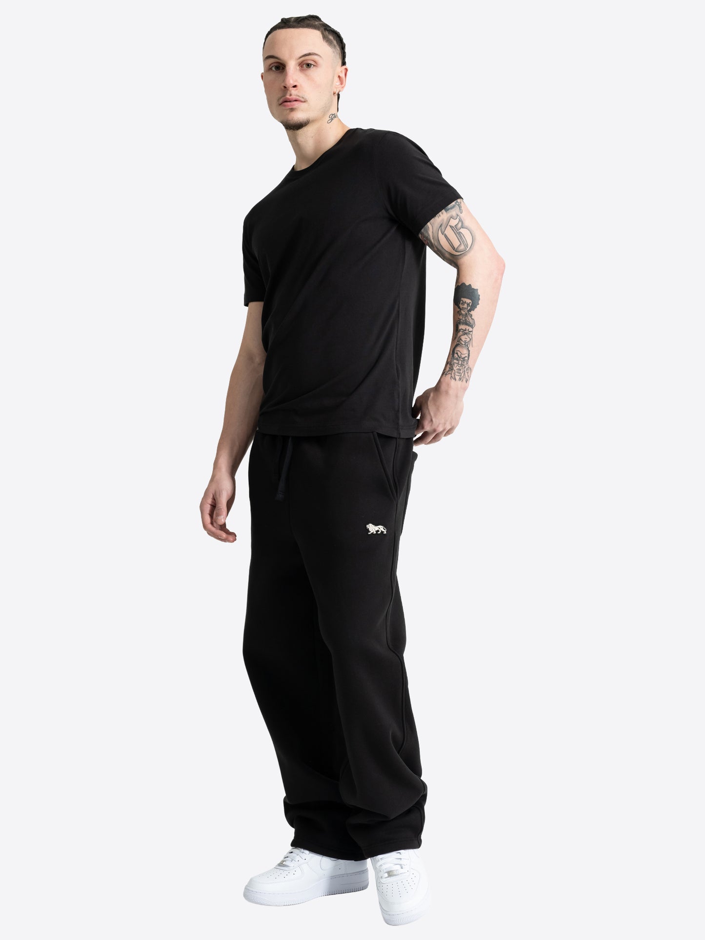 Schwarze Lonsdale Herren-Jogginghose mit Löwen-Logo. Bequeme Fleece-Trainerhose im Schweizer Online-Shop kaufen