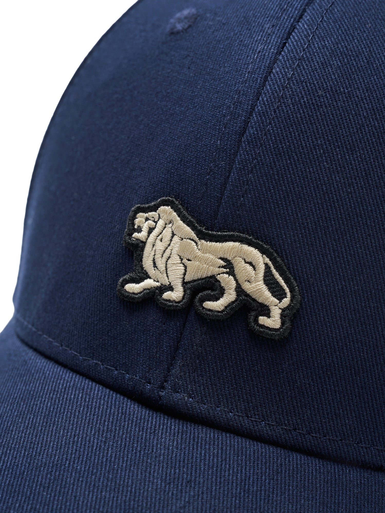 Dunkelblaue Lonsdale London Kappe mit Löwen-Emblem. Sportliches Baumwoll-Cap im Schweizer Online-Shop kaufen.