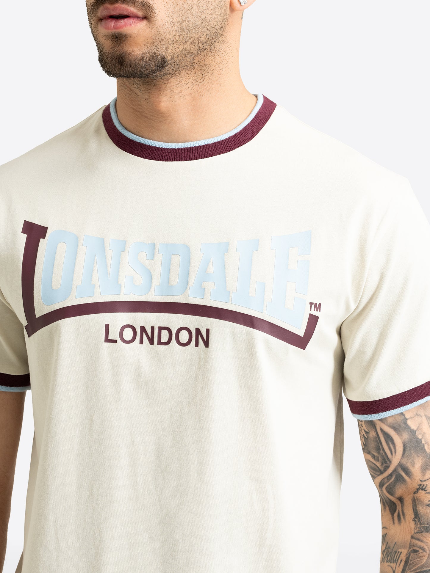 Lonsdale Herren T-Shirt in Bone White mit hellblau-rotem Logo-Print und normaler Passform