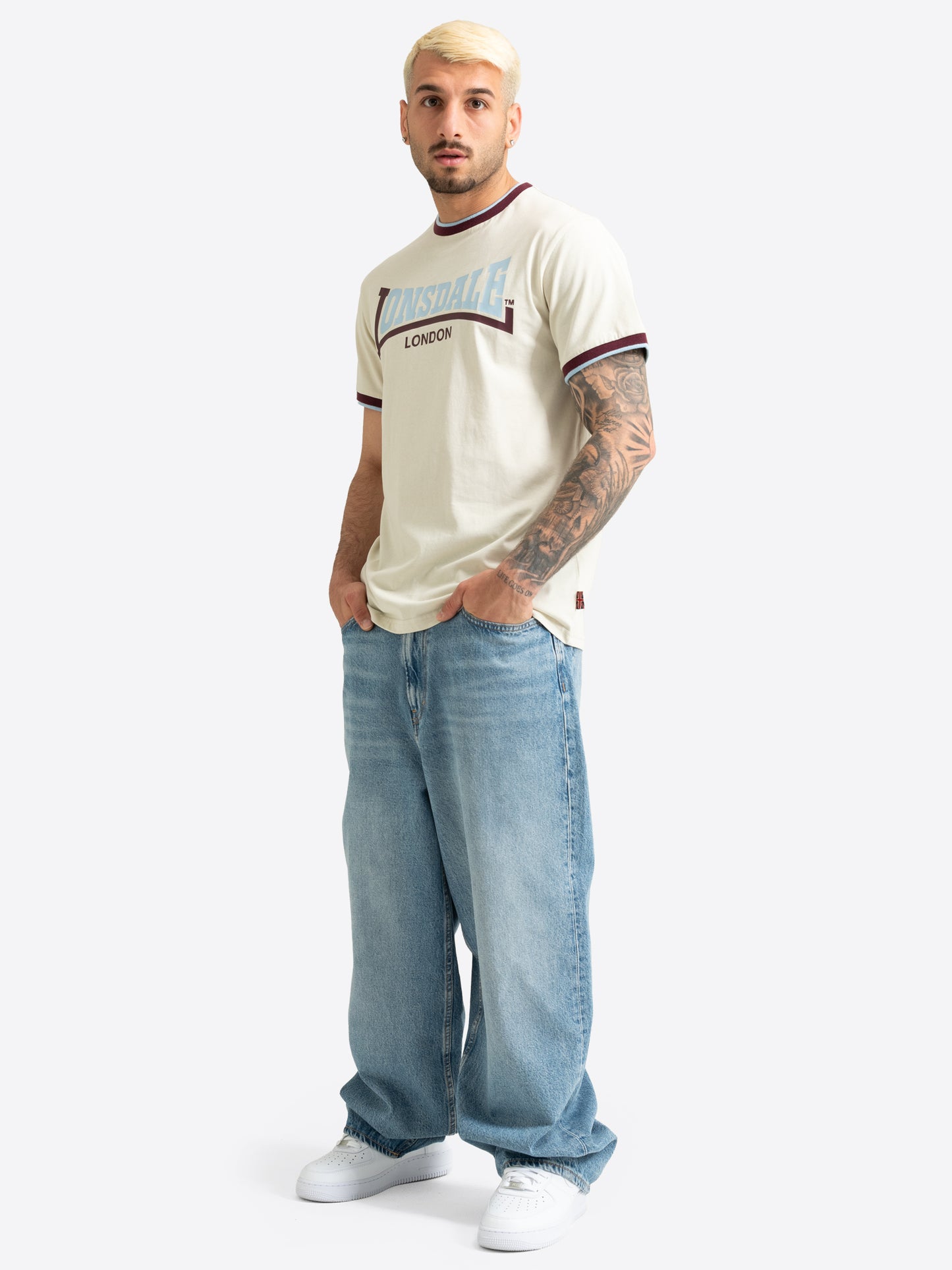 Lonsdale Herren T-Shirt in Bone White mit hellblau-rotem Logo-Print und normaler Passform