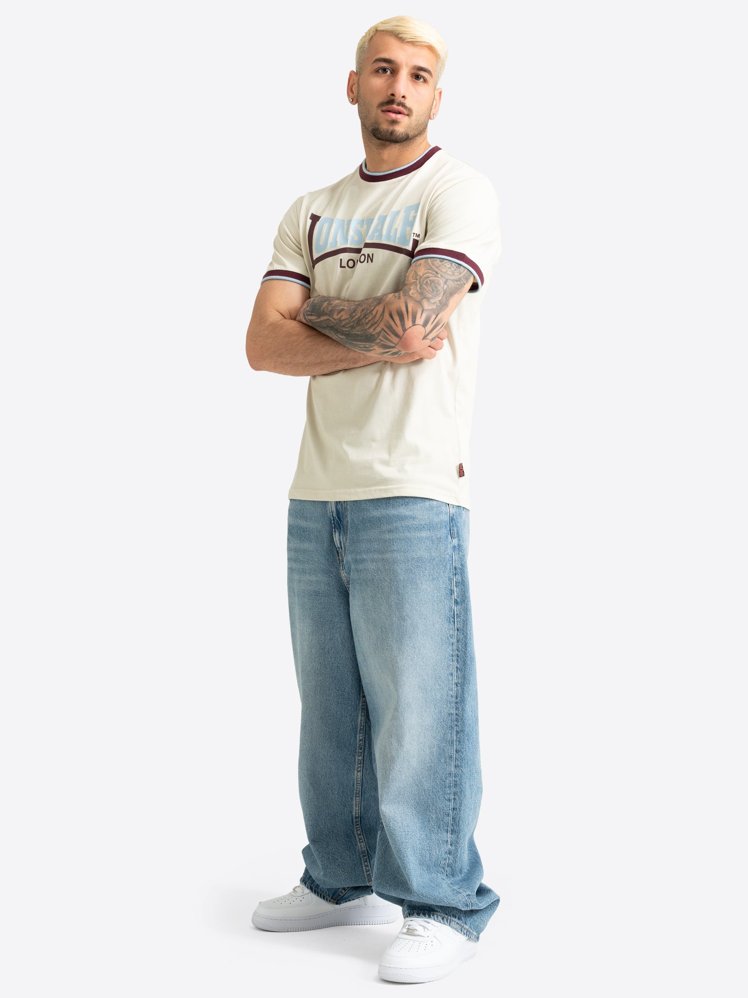 Lonsdale Herren T-Shirt in Bone White mit hellblau-rotem Logo-Print und normaler Passform