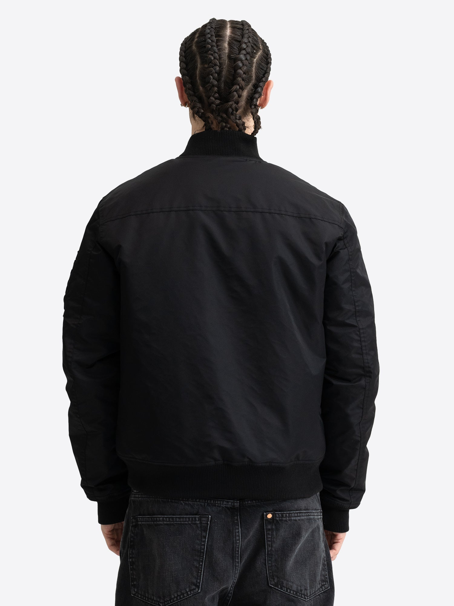 Rückansicht der schwarzen Lonsdale Herren-Bomberjacke in schmaler Passform.
