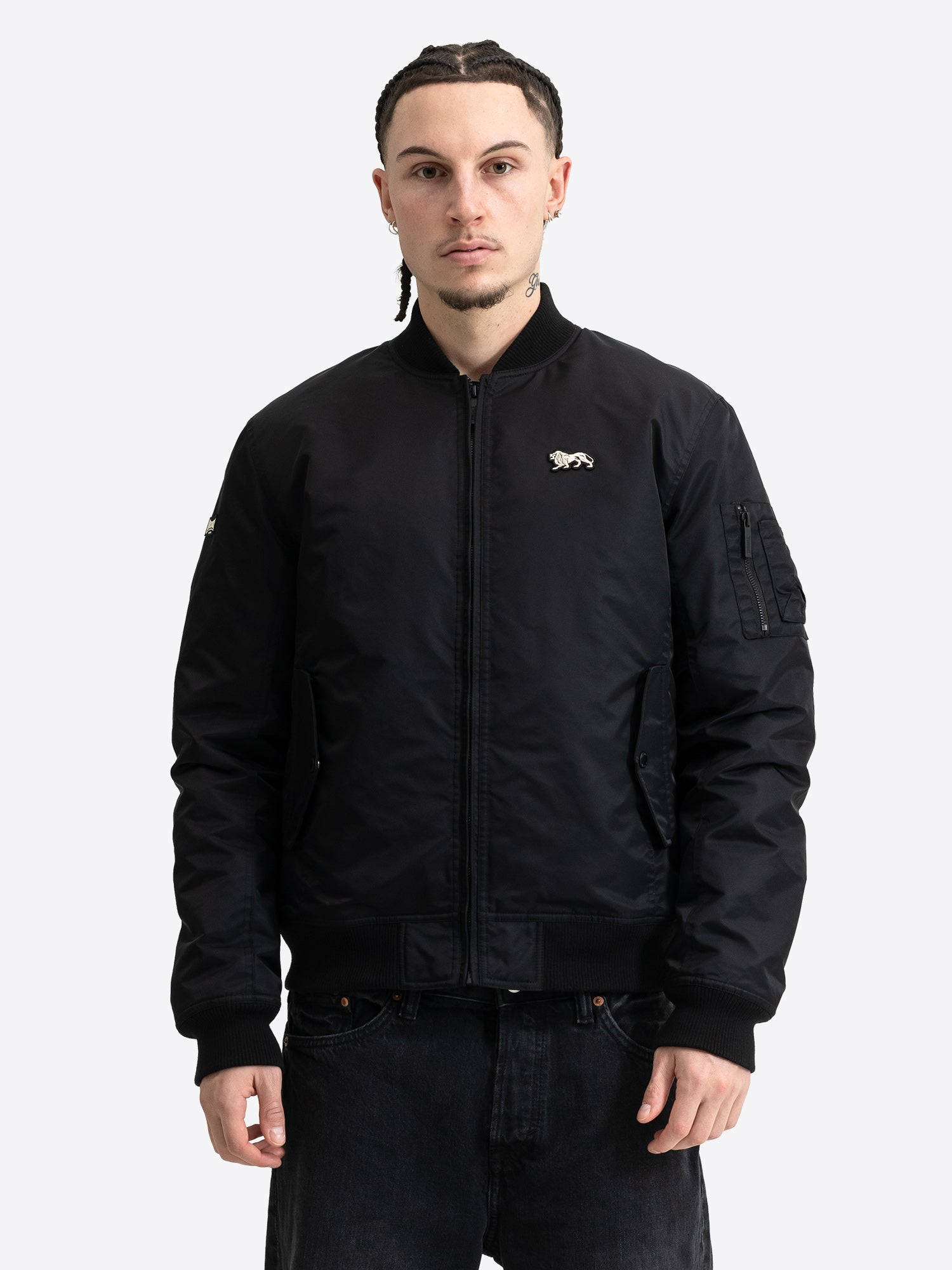  Schwarze Lonsdale Herren-Bomberjacke in schmaler Passform mit Löwen-Logo auf der Brust.