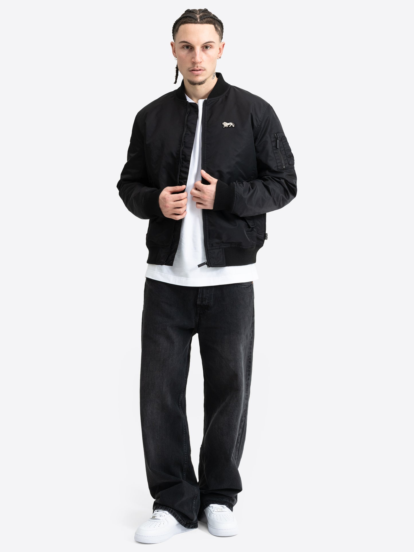  Schwarze Lonsdale Herren-Bomberjacke in schmaler Passform mit Löwen-Logo auf der Brust.