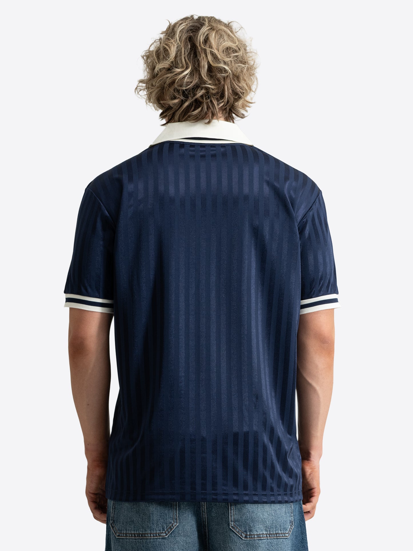 Rückansicht des Lonsdale Trikots in Dark Navy mit dezenten vertikalen Jacquard-Streifen.