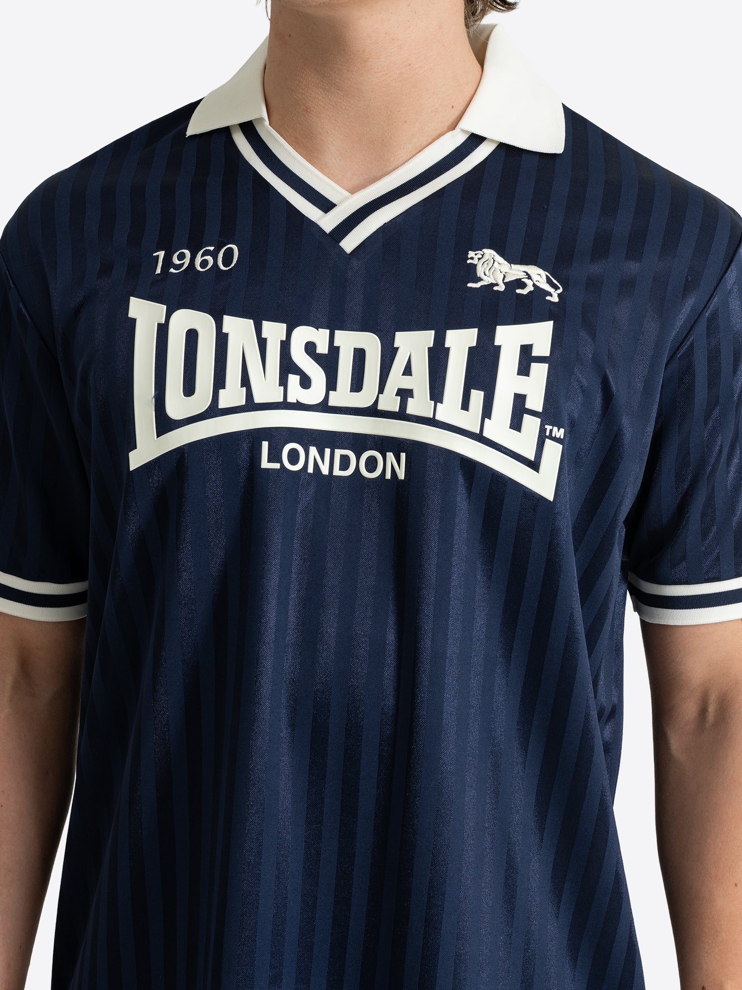 Dunkelblaues Lonsdale Trikot mit weissem Polokragen und grossem Logo-Aufdruck auf der Brust.