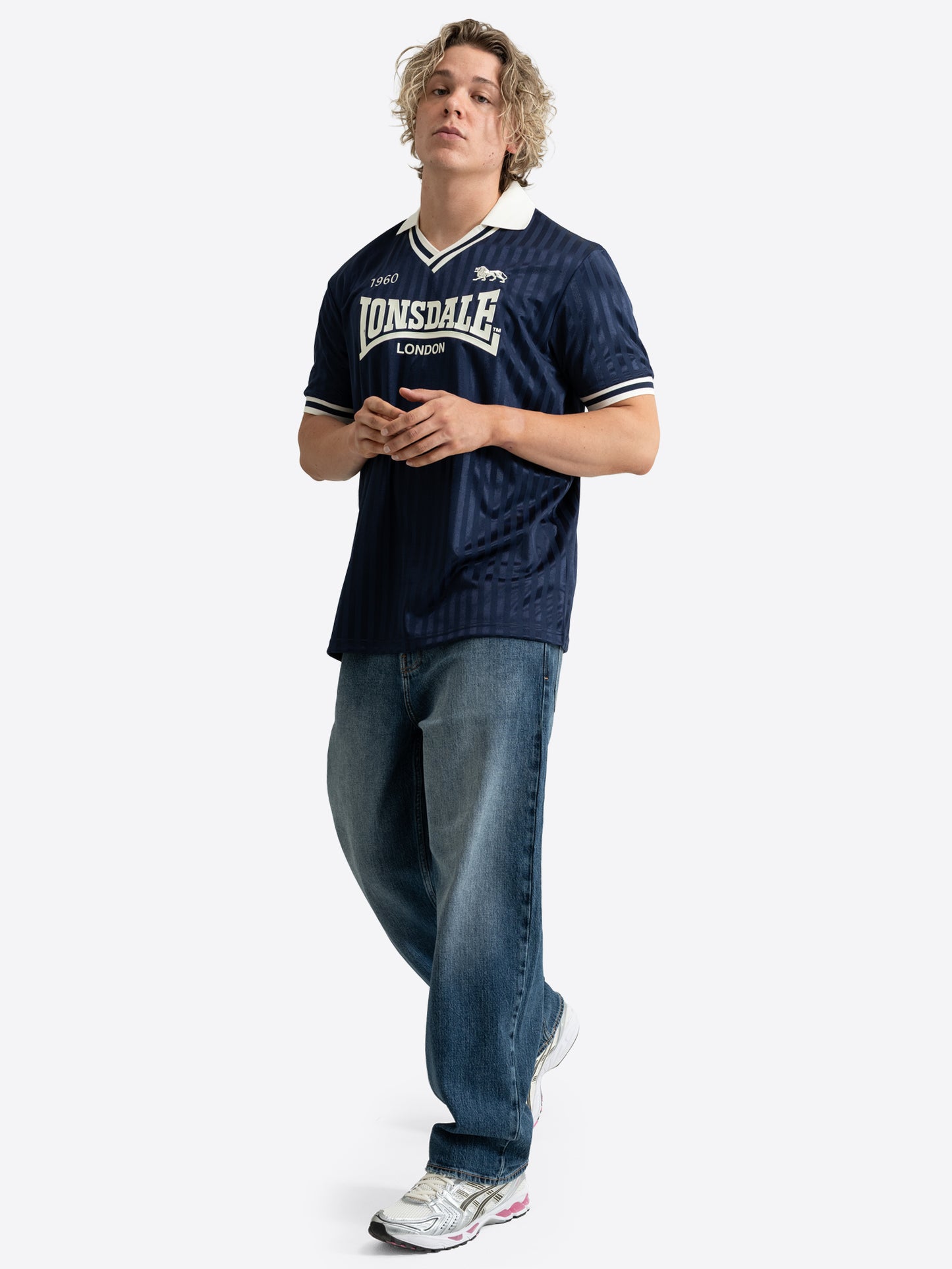 Dunkelblaues Lonsdale Trikot mit weissem Polokragen und grossem Logo-Aufdruck auf der Brust.
