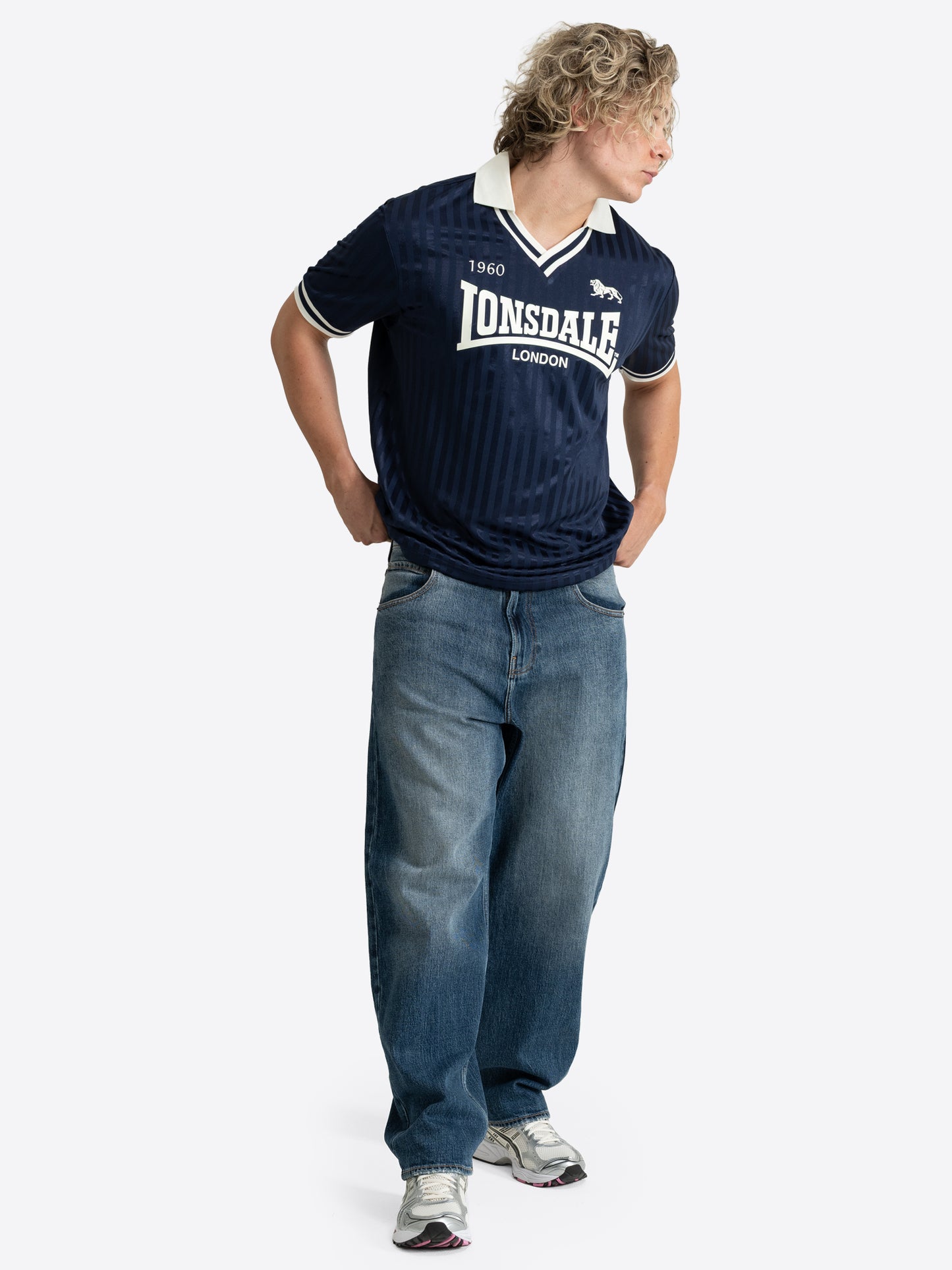 Dunkelblaues Lonsdale Trikot mit weissem Polokragen und grossem Logo-Aufdruck auf der Brust.