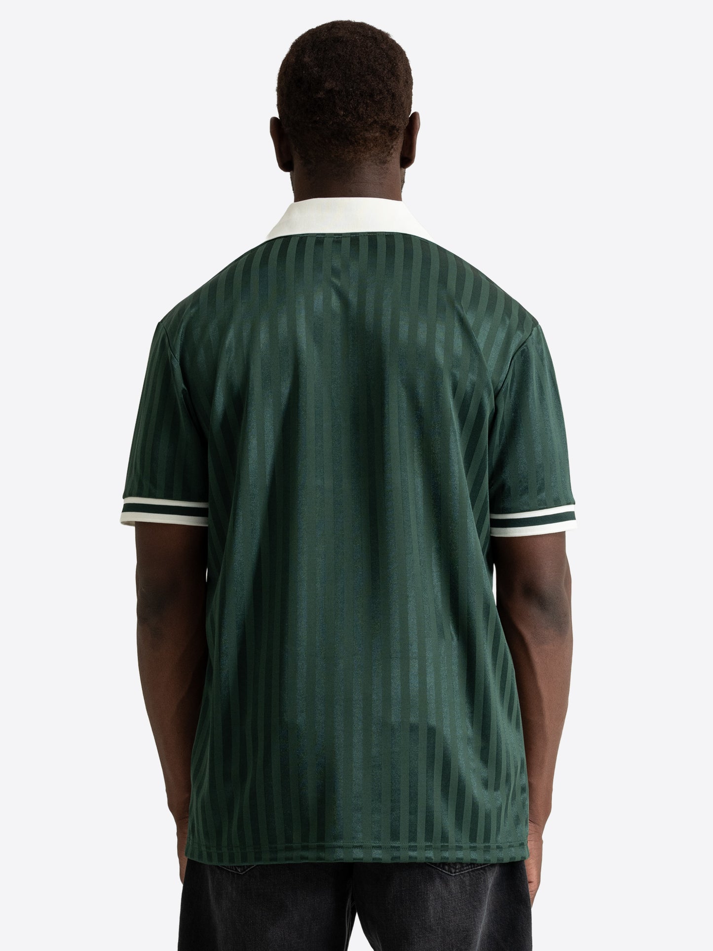 Rückansicht des Lonsdale Trikots in Bottle Green mit dezenten vertikalen Jacquard-Streifen.