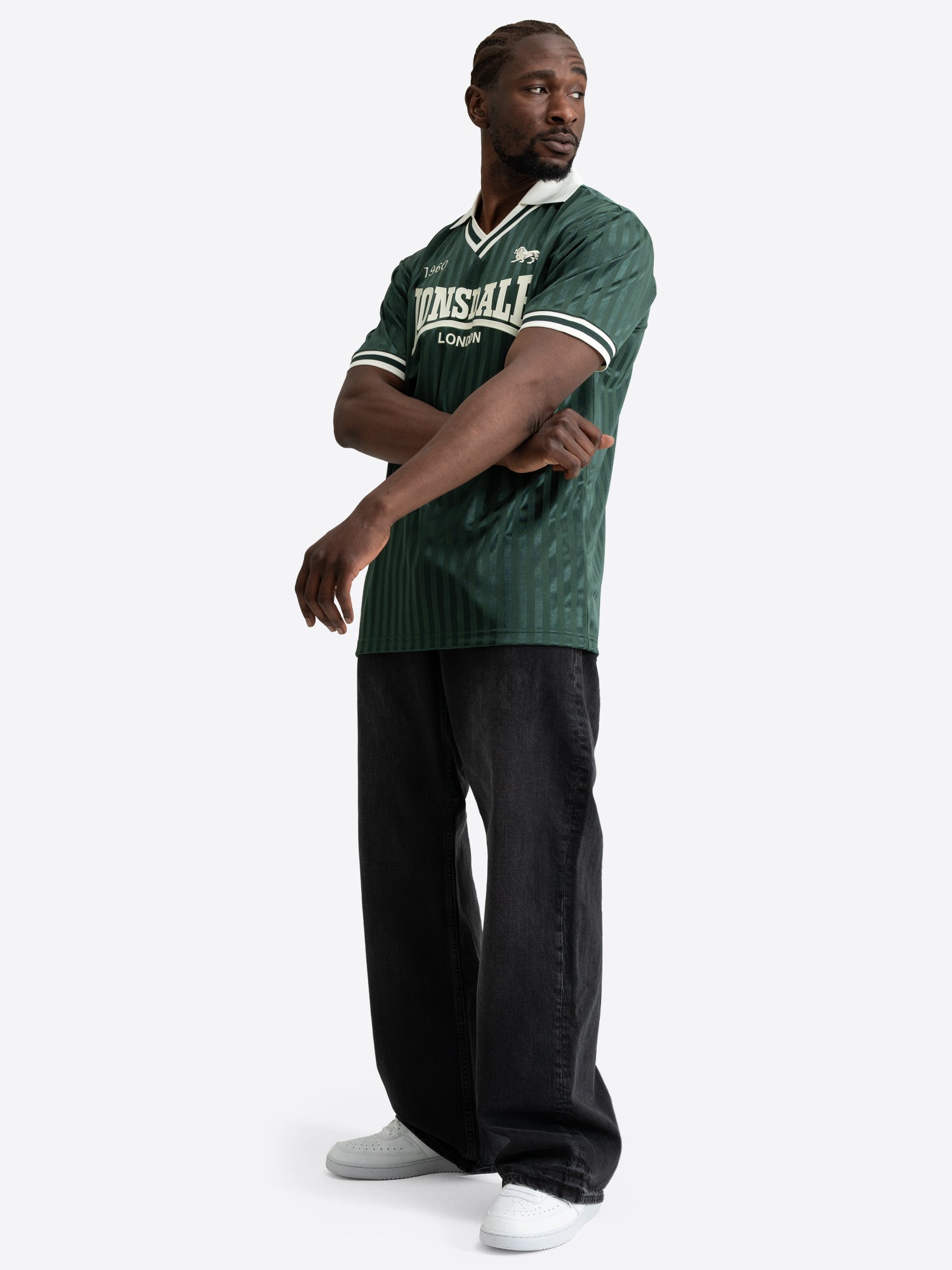 Grünes Lonsdale Trikot mit weissem Polokragen und grossem Logo-Aufdruck auf der Brust.