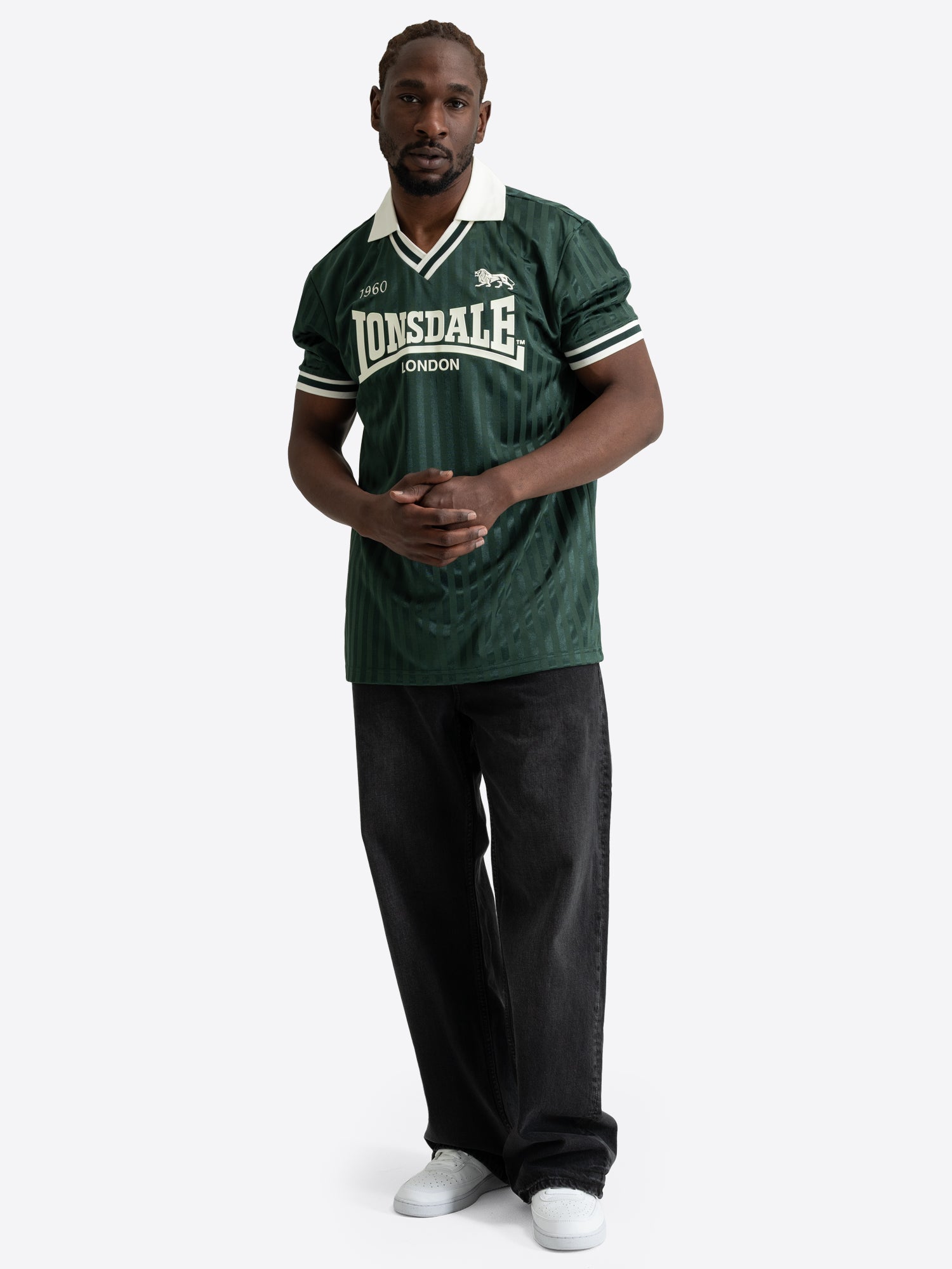 Grünes Lonsdale Trikot mit weissem Polokragen und grossem Logo-Aufdruck auf der Brust.