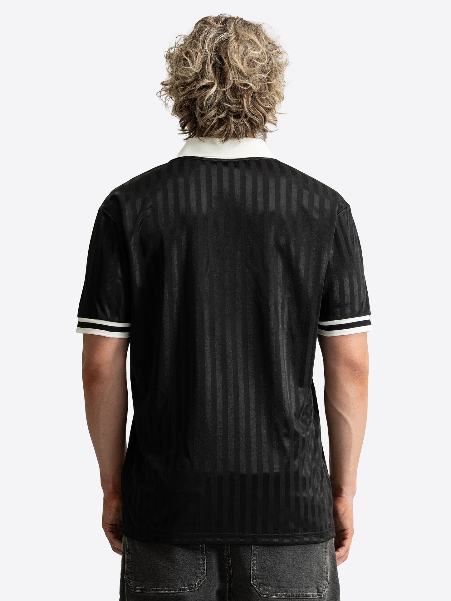 Rückansicht des Lonsdale Unisex Trikots in Schwarz mit vertikalen Jacquard-Streifen und weissem Kragen.