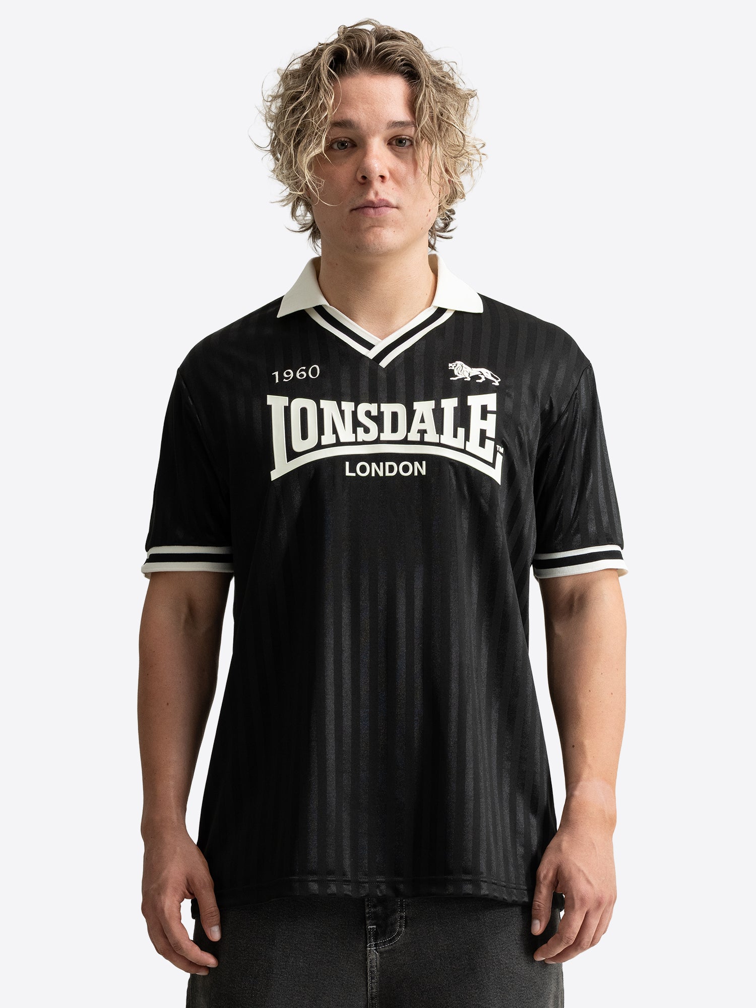 Lonsdale Unisex Trikot in Schwarz mit gestreiftem Jacquard-Muster, weissem V-Ausschnitt und Retro-Logo auf der Brust.