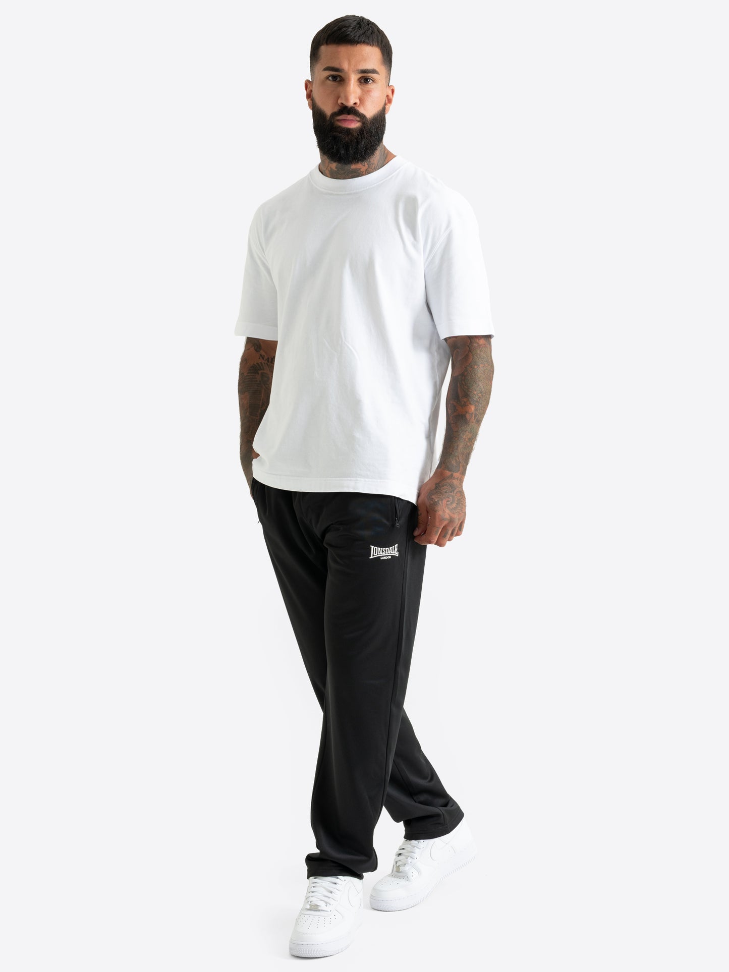 Schwarze Lonsdale Herren-Jogginghose in normaler Passform mit Logo-Stickerei.