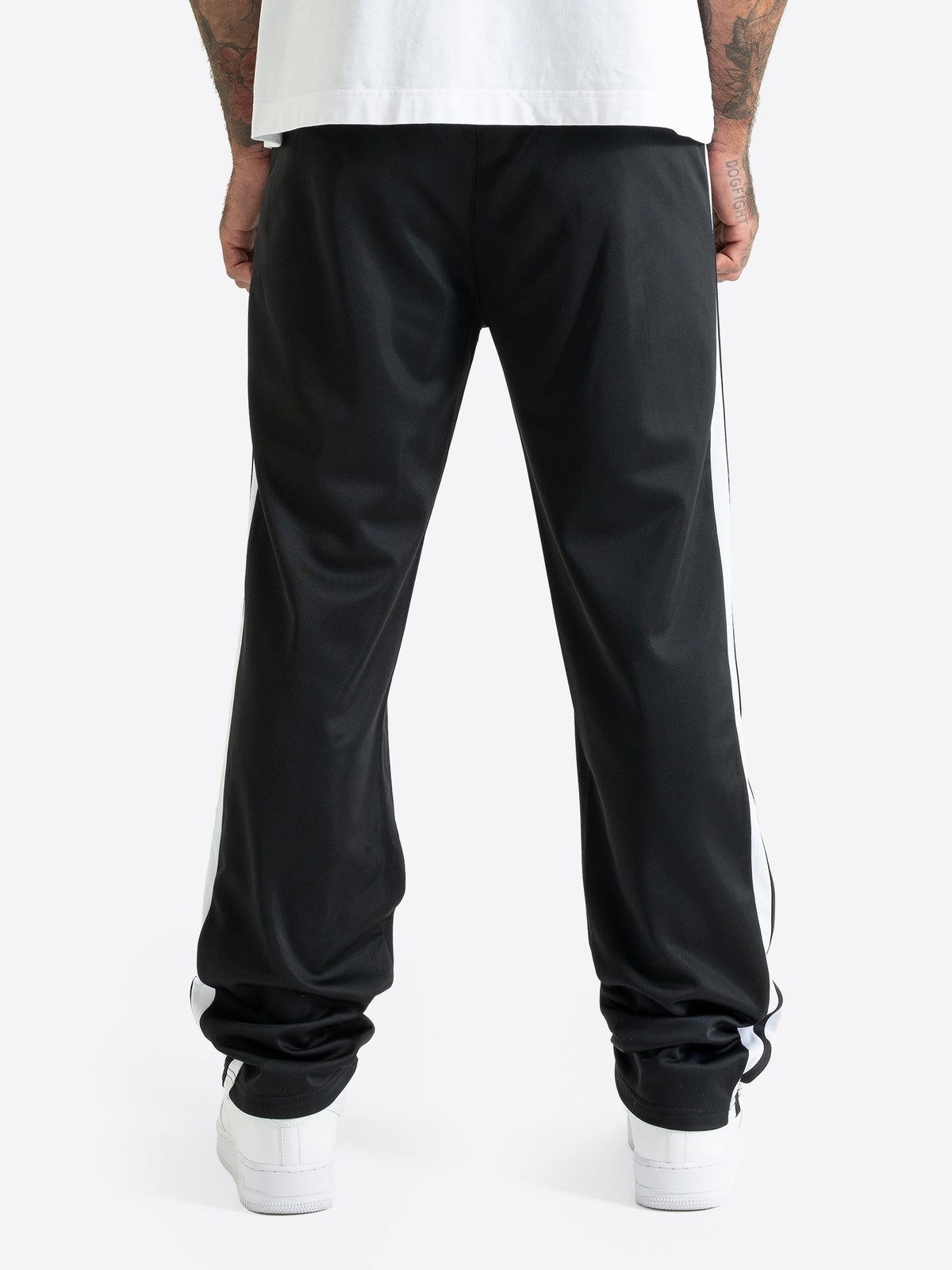 Lonsdale Jogginghose Herren Schwarz – Rückansicht der Trainingshose mit geradem Bein.