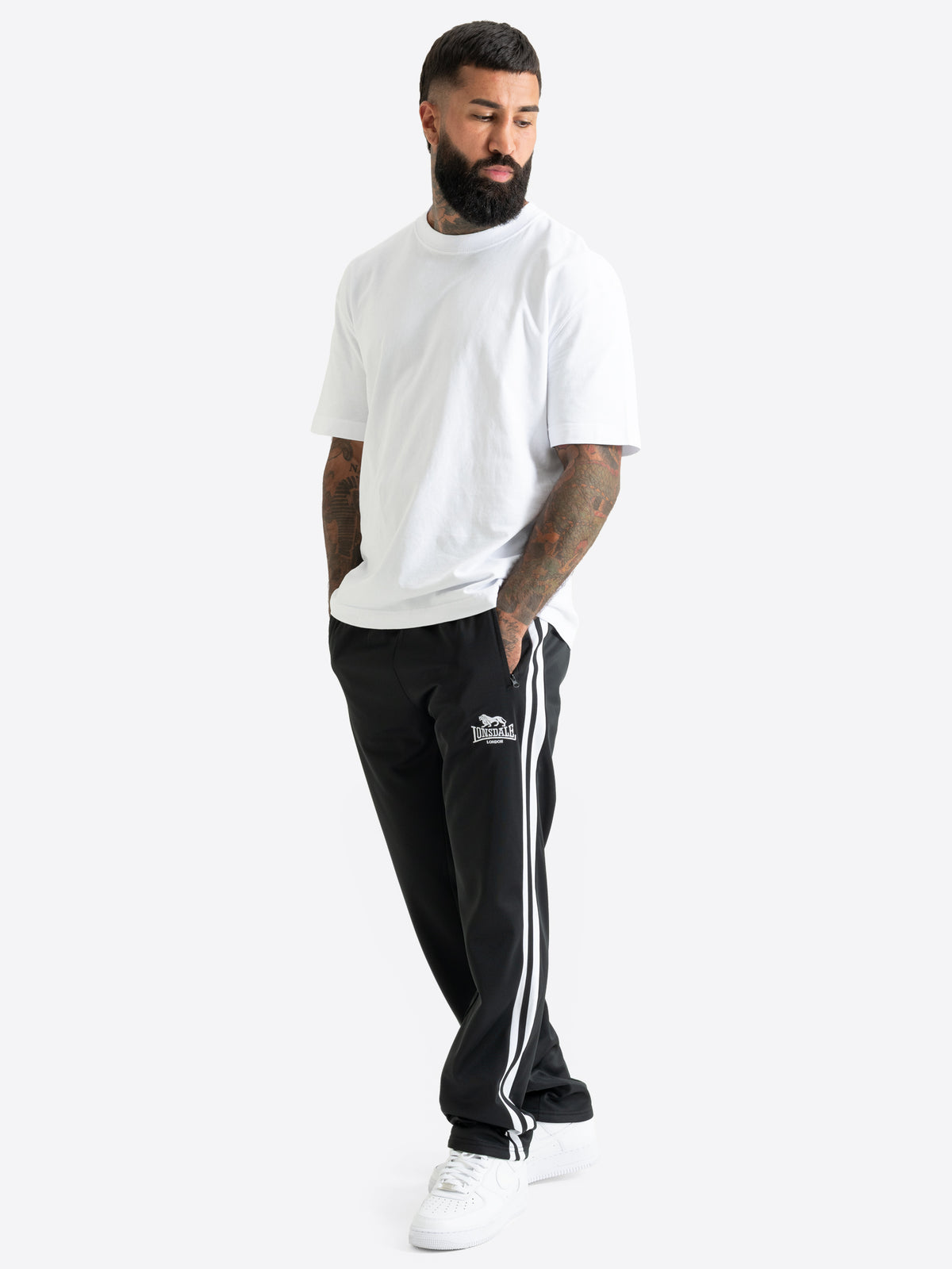 Lonsdale Jogginghose Herren Schwarz – Trainingshose normale Passform mit Seitenstreifen.