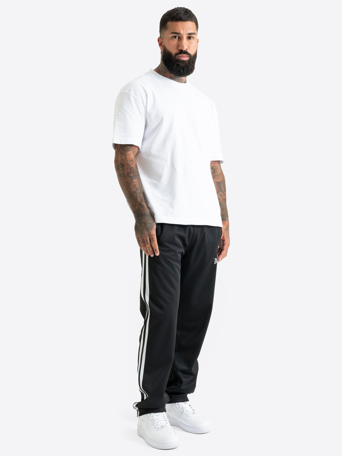 Lonsdale Jogginghose Herren Schwarz – Trainingshose normale Passform mit Seitenstreifen.
