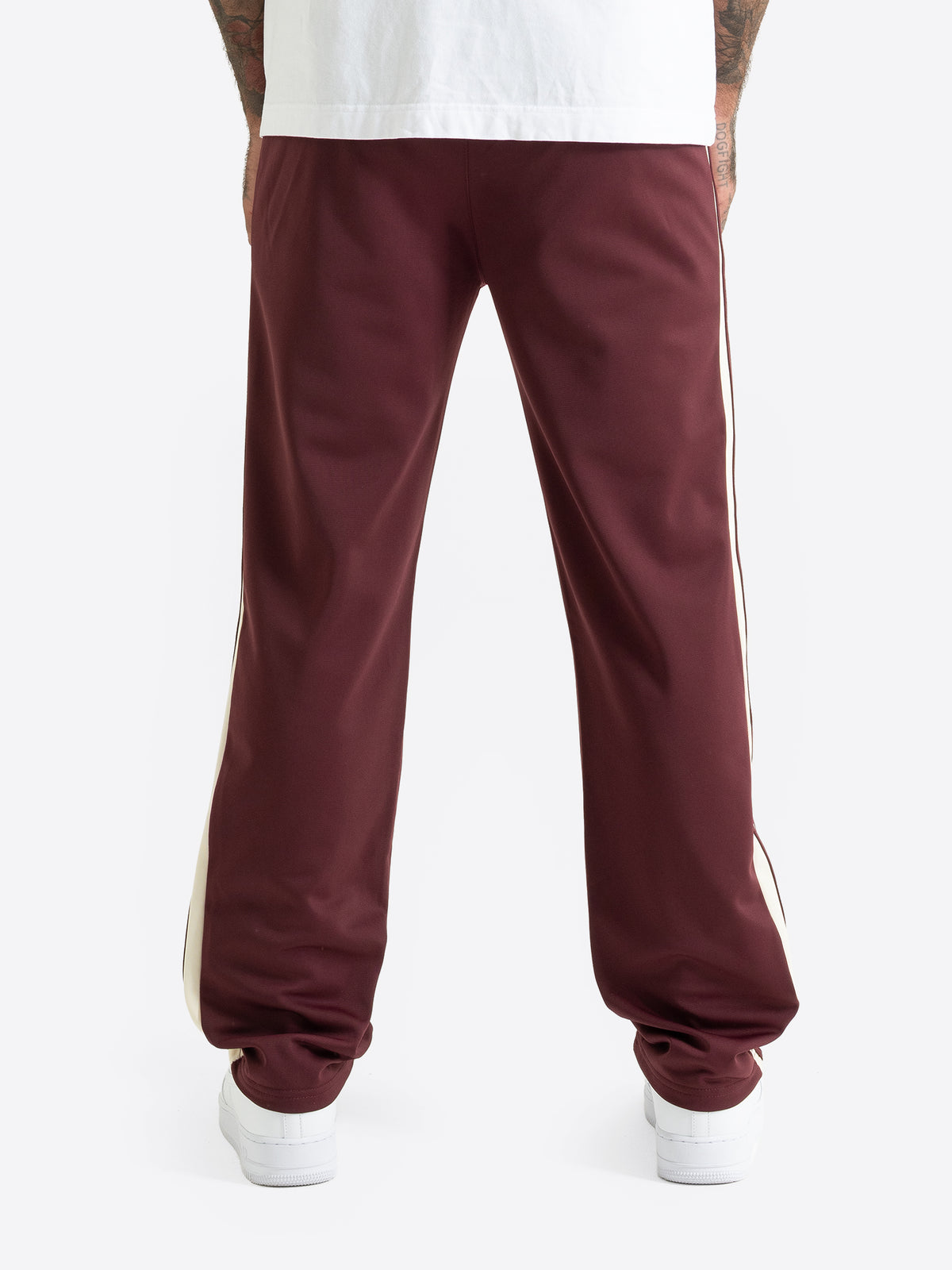Lonsdale Jogginghose Herren Oxblood – Rückansicht der weinroten Trainingshose mit geradem Bein.