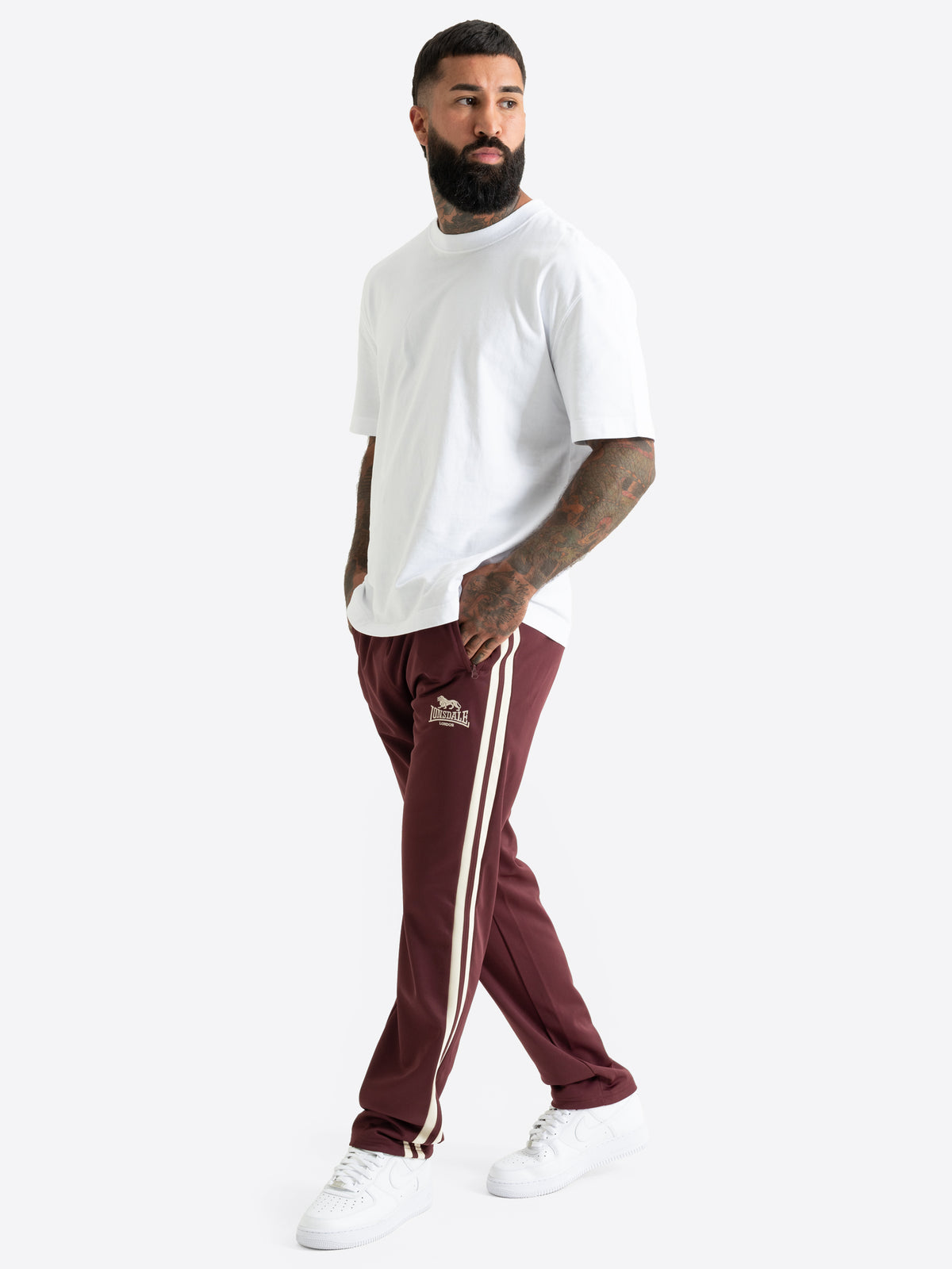 Lonsdale Jogginghose Herren Oxblood – Weinrote Trainingshose mit Logo und Seitenstreifen.
