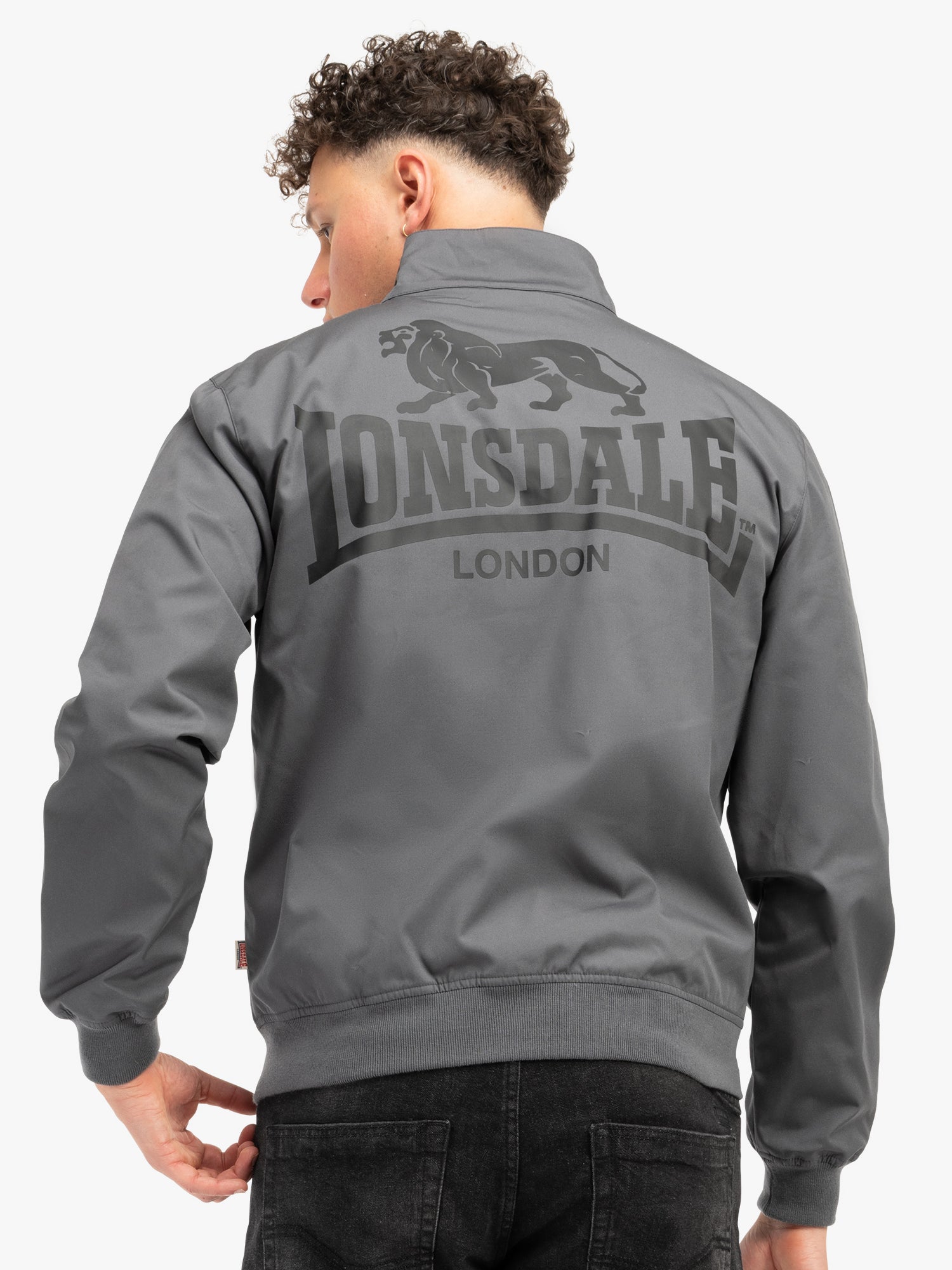 Lonsdale Acton Jacke mit Reißverschluss, kleinem Brustlogo, großem Rückenlogo und kariertem, farblich abgesetztem Innenfutter