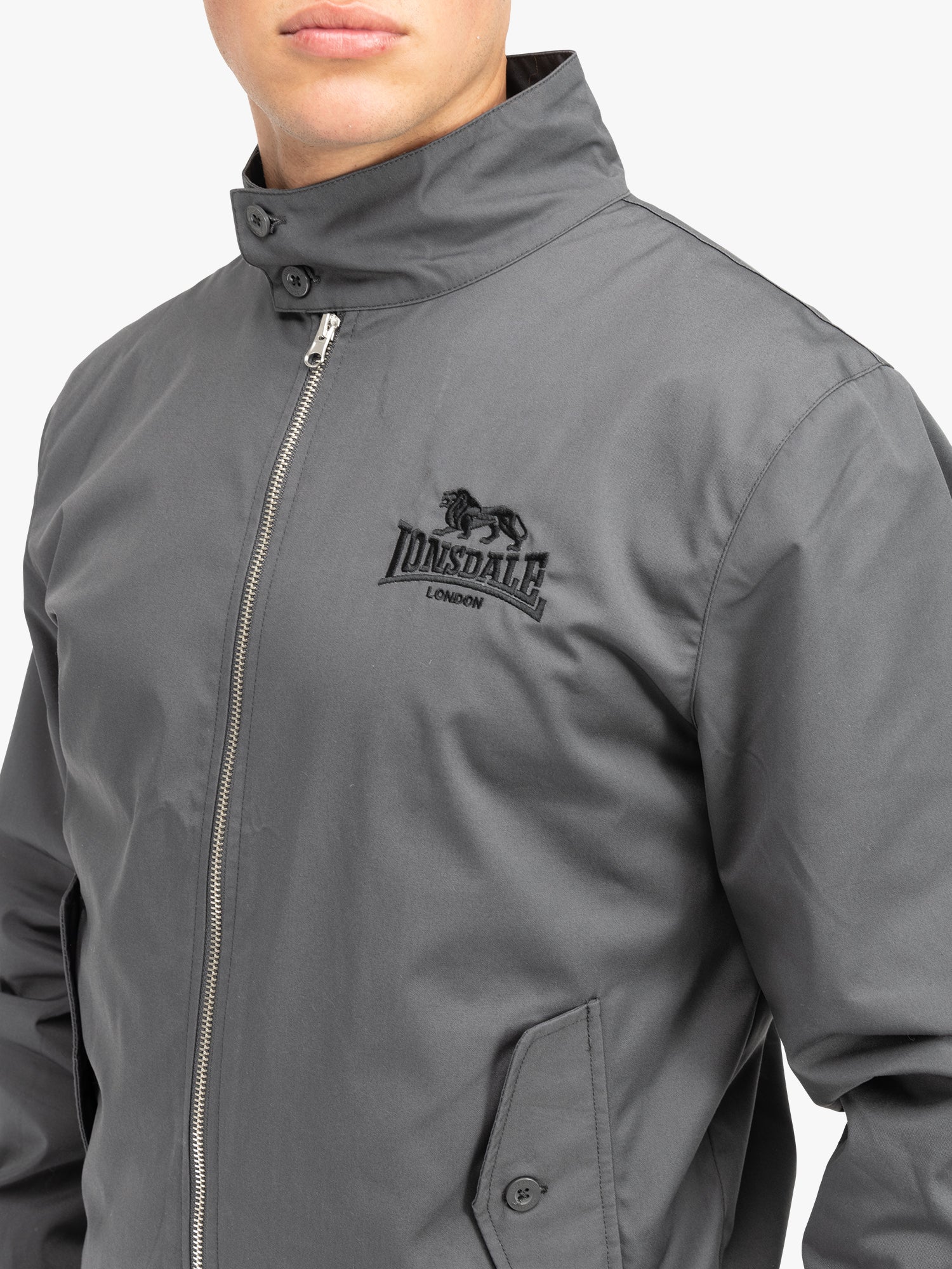 Lonsdale Acton Jacke mit Reißverschluss, kleinem Brustlogo, großem Rückenlogo und kariertem, farblich abgesetztem Innenfutter