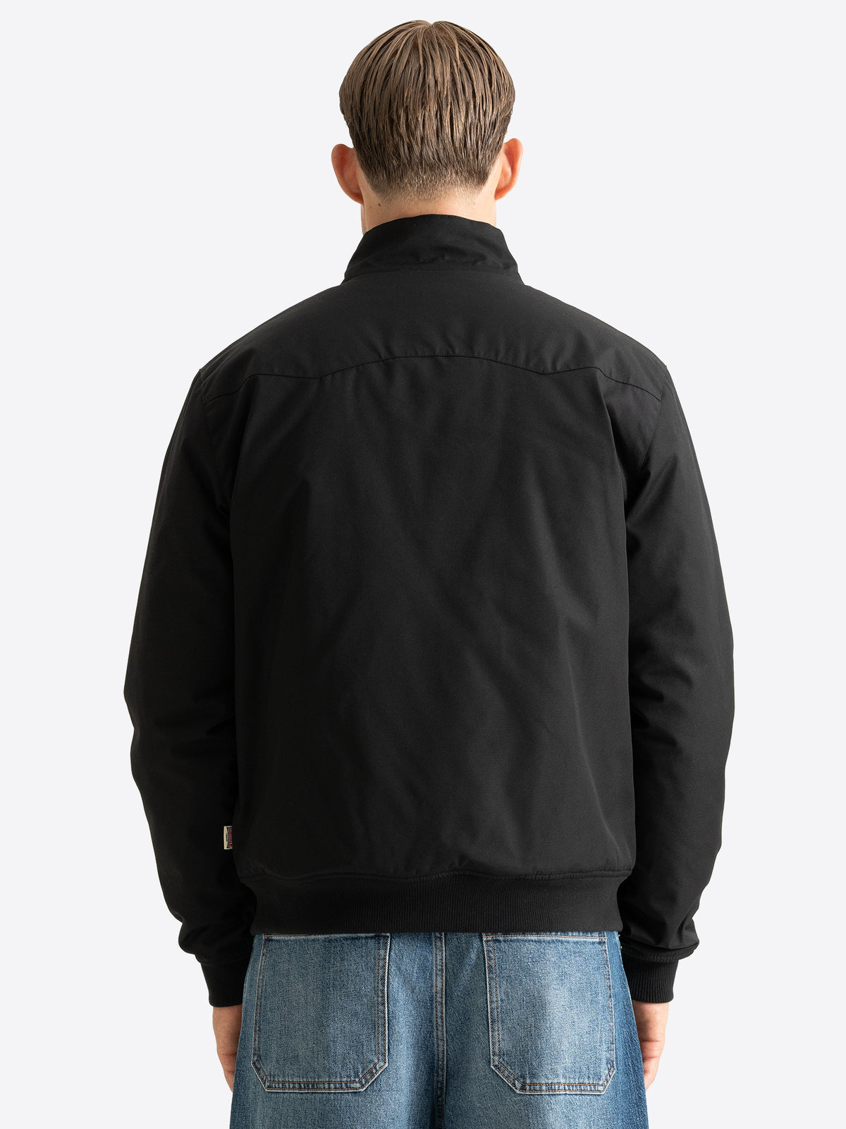 Rückansicht der schwarzen Lonsdale Herren Jacke in schmaler Passform