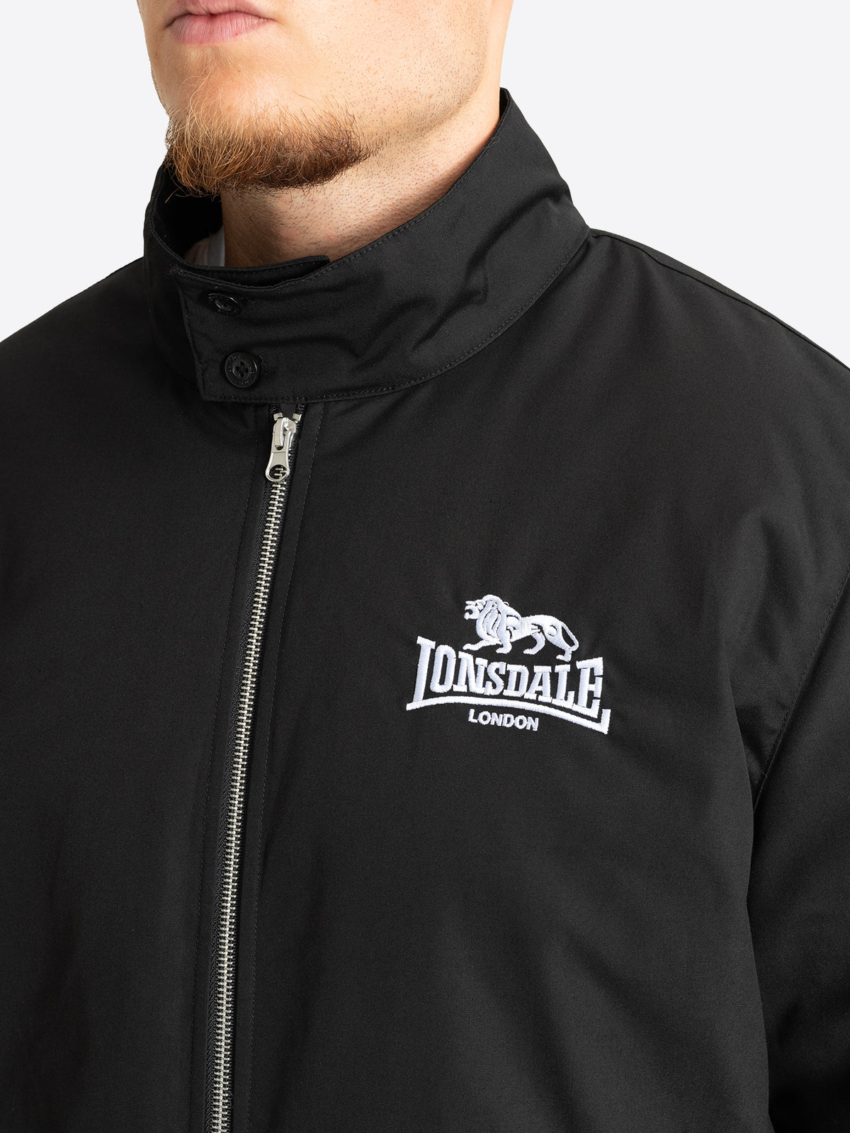 Detailansicht der schwarzen Lonsdale Herren Jacke mit gesticktem Logo auf der Brust