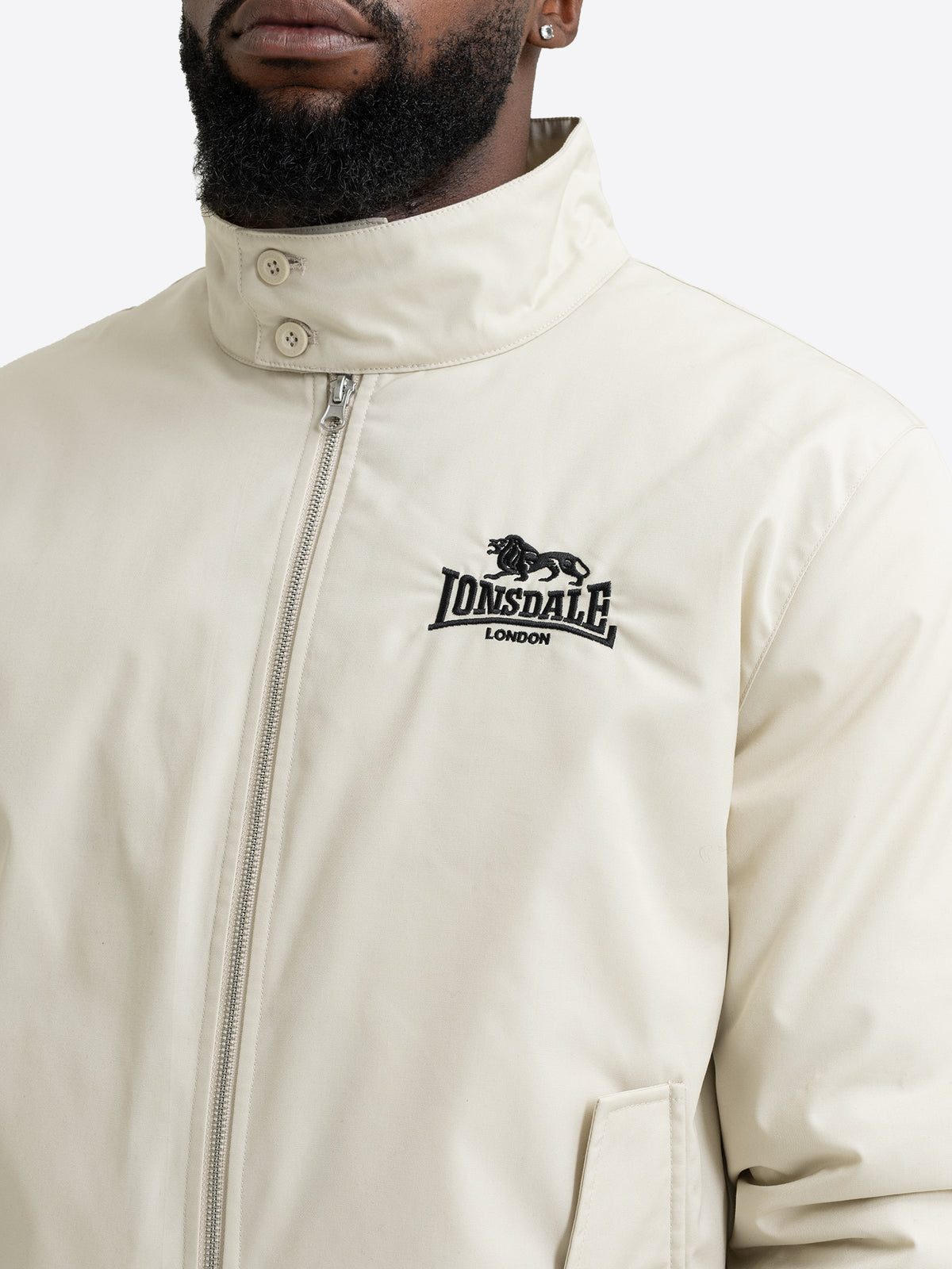 Detailansicht der beigen Lonsdale Herren Jacke mit gesticktem Logo auf der Brust