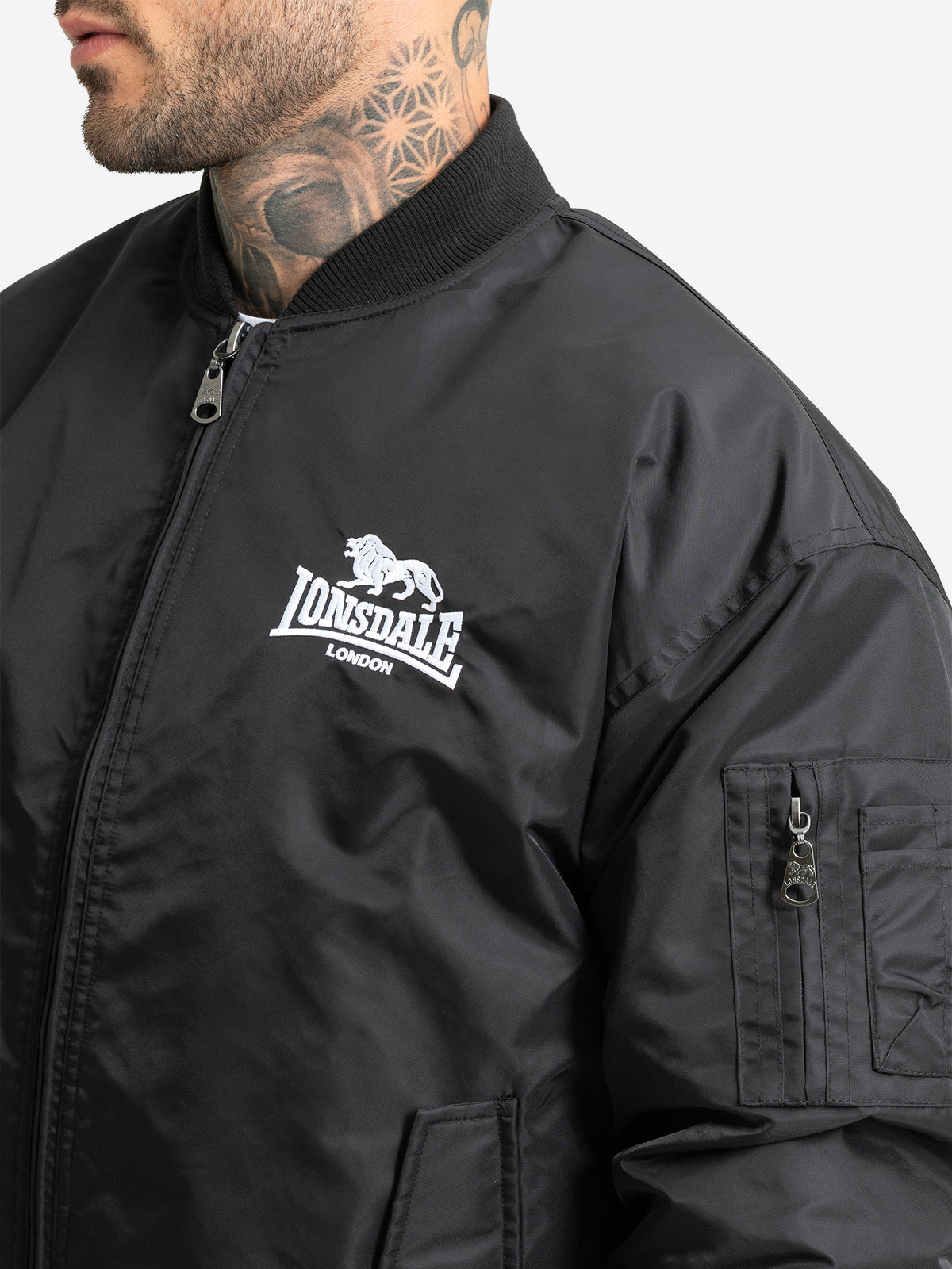 Schwarze Lonsdale Bomberjacke Herren – Detail mit weisser Logo-Stickerei.