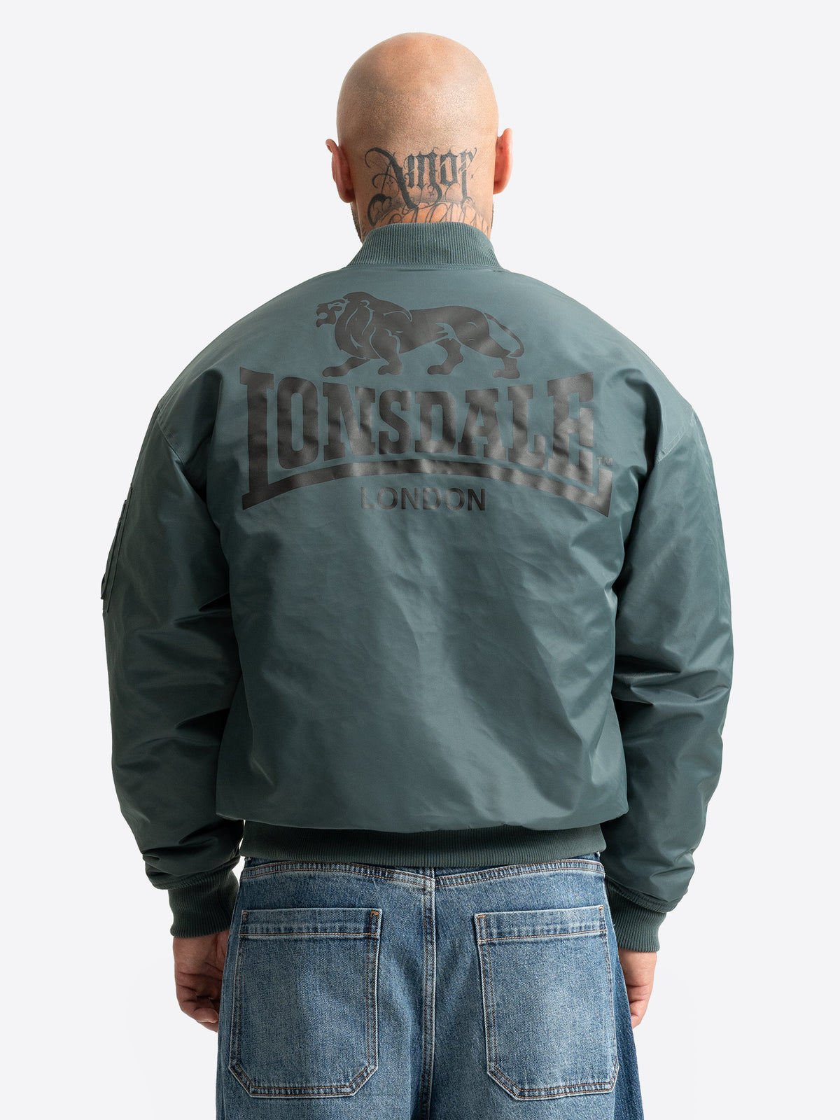 Olivgrüne Lonsdale Bomberjacke für Männer mit lässiger Boxy Fit Passform.