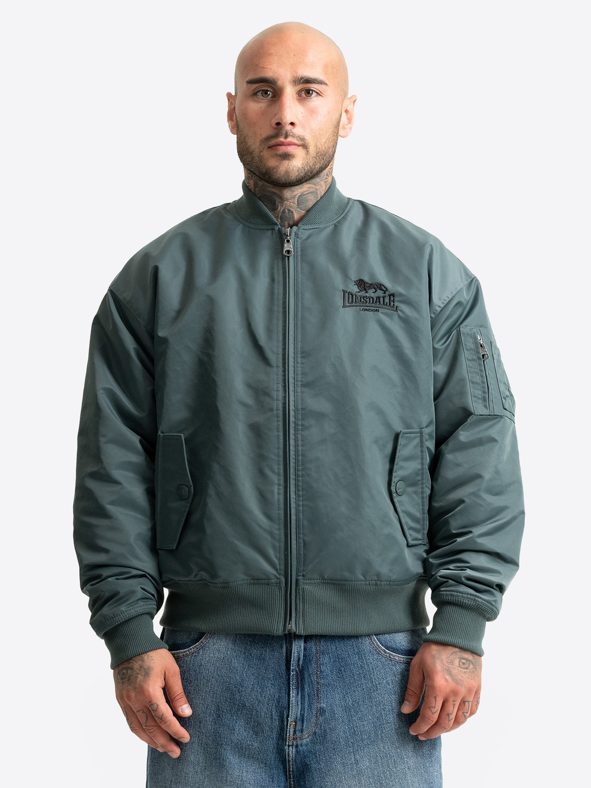 Olivgrüne Lonsdale Bomberjacke für Männer mit lässiger Boxy Fit Passform.