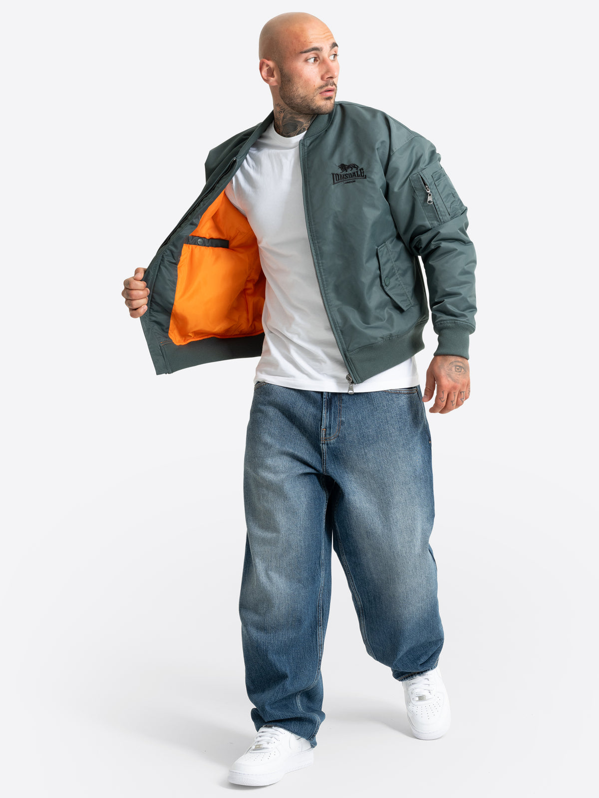 Olivgrüne Lonsdale Bomberjacke für Männer mit lässiger Boxy Fit Passform.