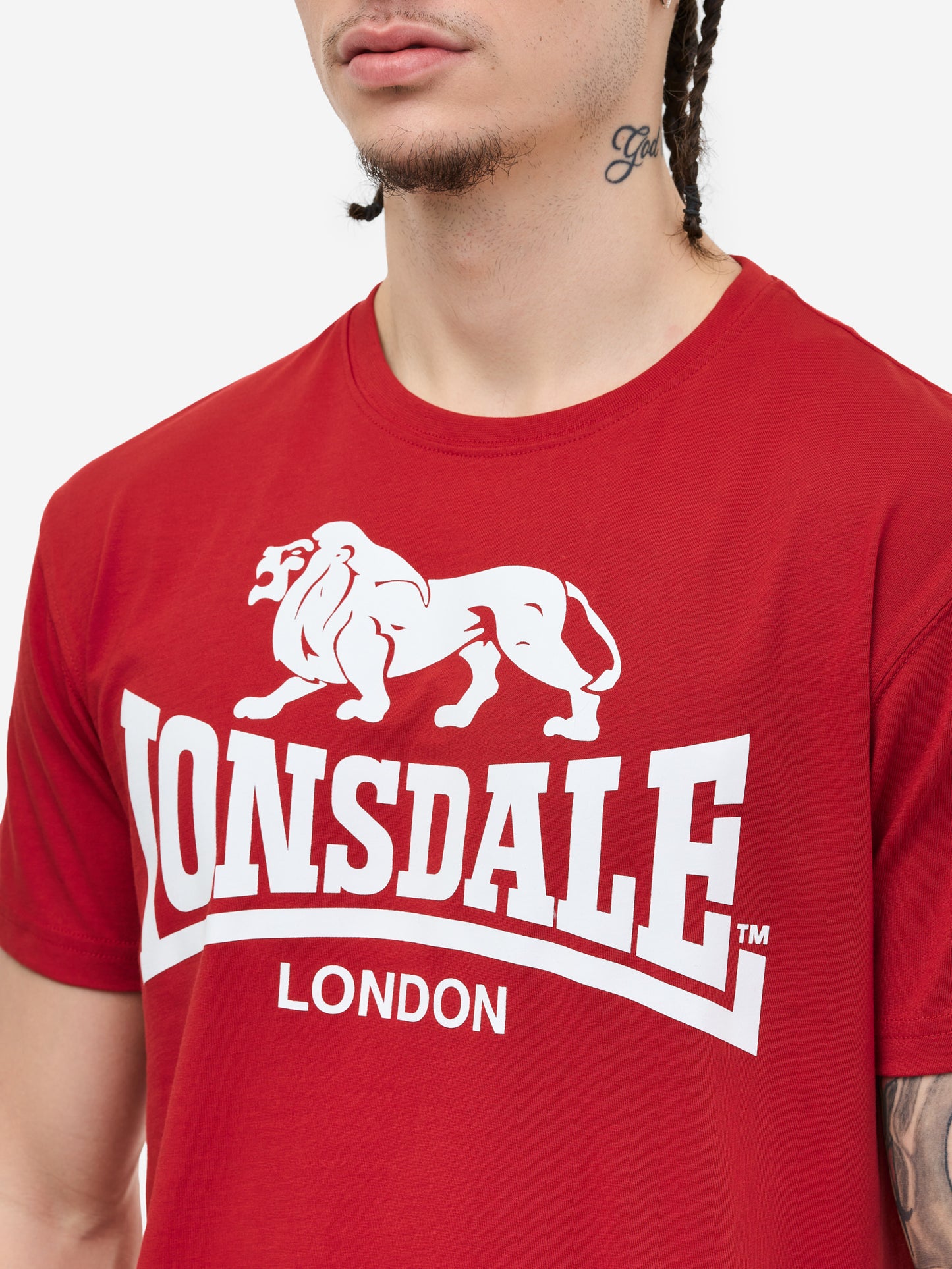Rotes Lonsdale T-Shirt mit Logo-Brustprint und kleinem Markenprint im Nacken.