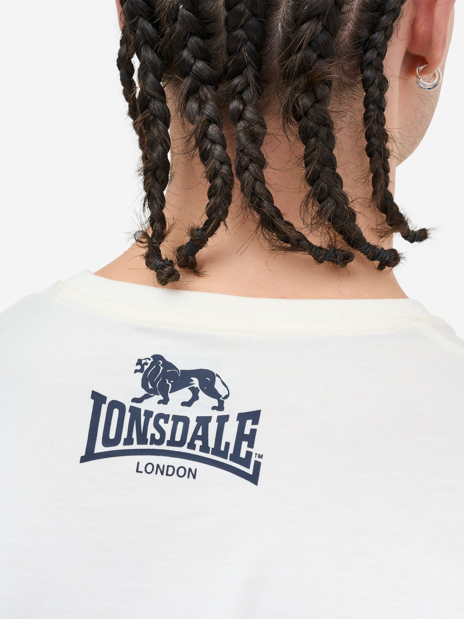 Lonsdale T-Shirt Ecru mit Logo-Brustprint und kleinem Markenprint im Nacken.