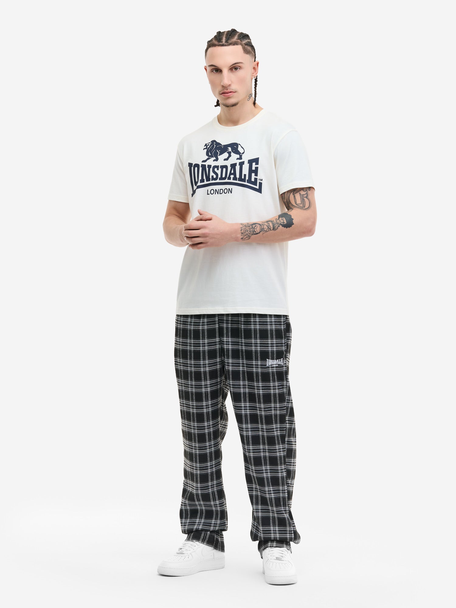 Lonsdale T-Shirt Ecru mit Logo-Brustprint und kleinem Markenprint im Nacken.