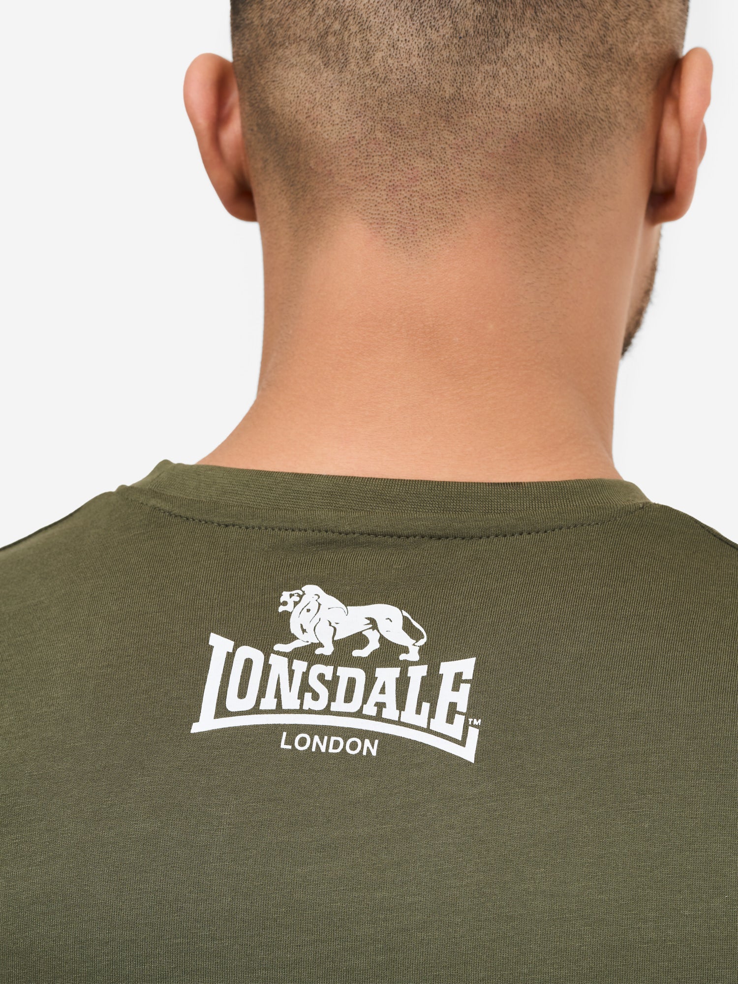 Lonsdale T-Shirt Oliv/Weiss mit Logo-Brustprint und kleinem Markenprint im Nacken.