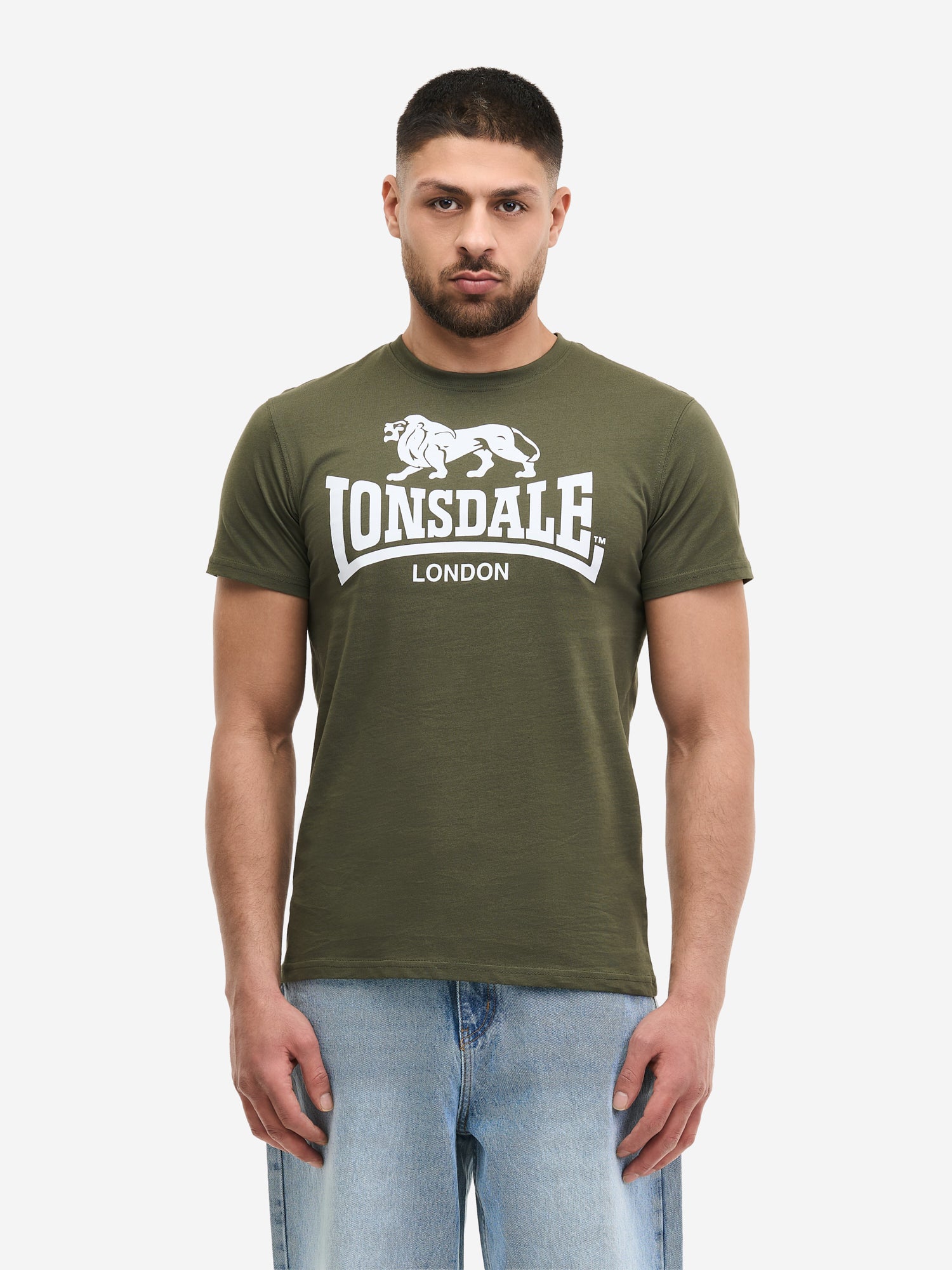 Lonsdale T-Shirt Oliv/Weiss mit Logo-Brustprint und kleinem Markenprint im Nacken.