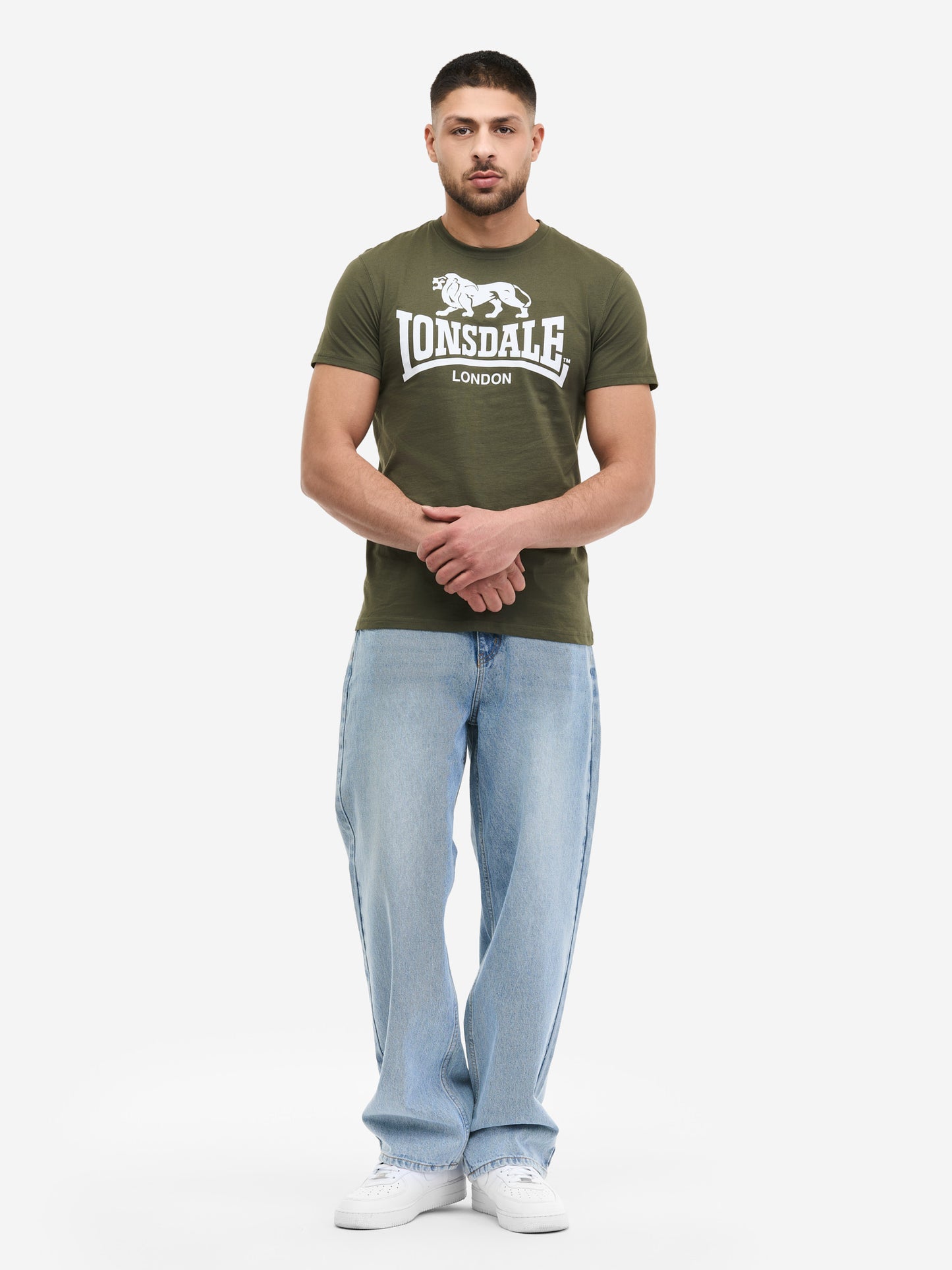 Lonsdale T-Shirt Oliv/Weiss mit Logo-Brustprint und kleinem Markenprint im Nacken.