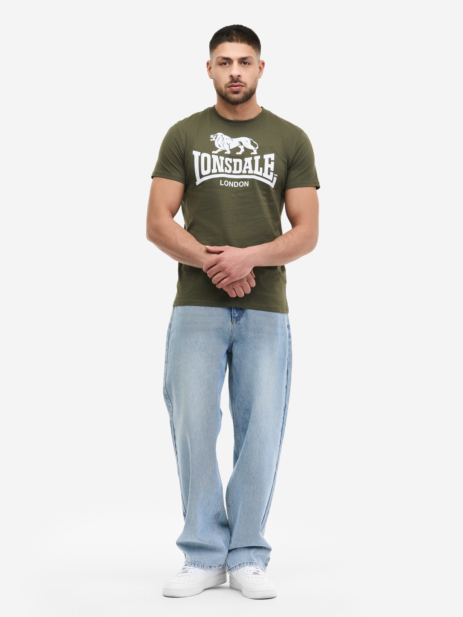 Lonsdale T-Shirt Oliv/Weiss mit Logo-Brustprint und kleinem Markenprint im Nacken.