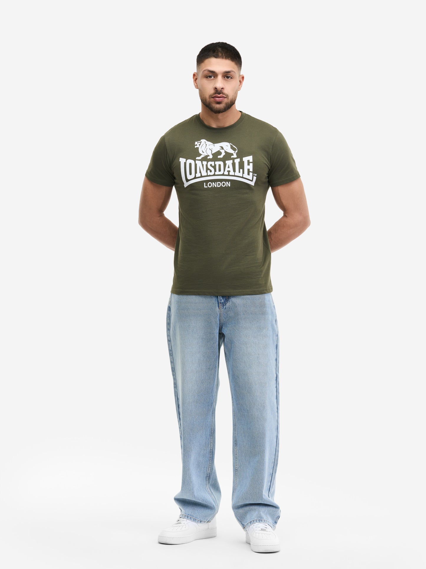 Lonsdale T-Shirt Oliv/Weiss mit Logo-Brustprint und kleinem Markenprint im Nacken.