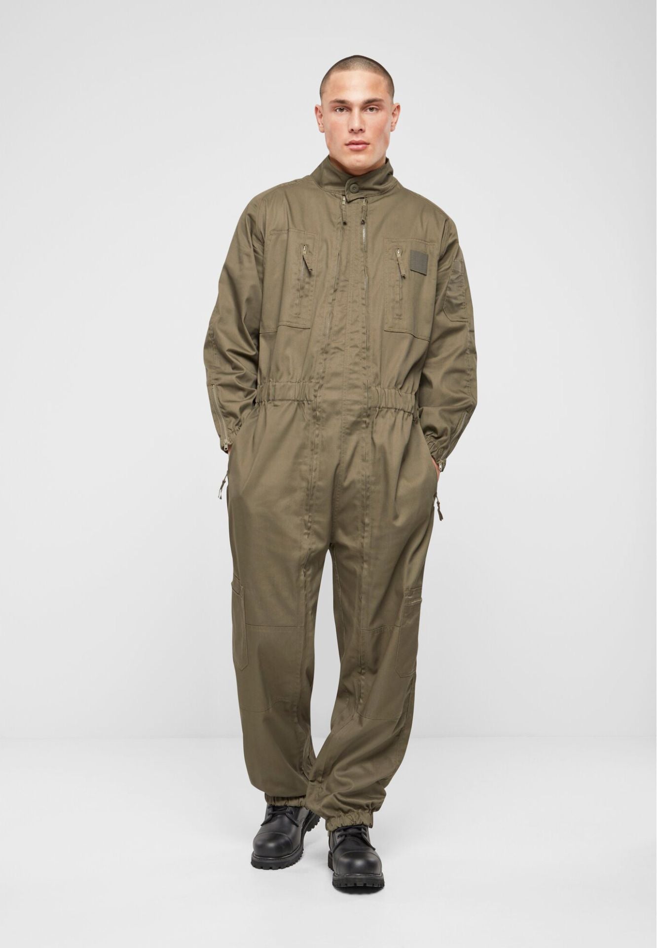 Brandit Flight Suit Olive Allround-Kombi mit 2-Wege-Frontreissverschluss, Brusttaschen und Gummizug.