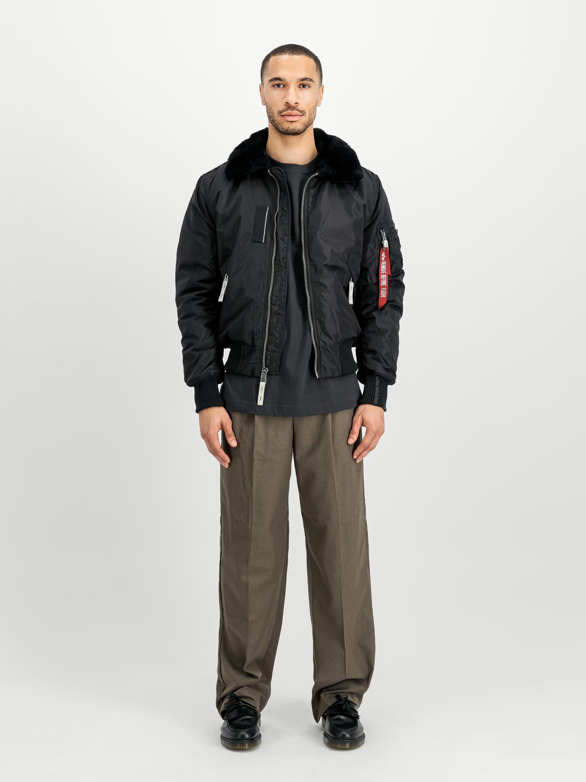 Alpha Industries Injector III Bomber Jacket – Slim Fit Frontansicht mit Schafsfellkragen