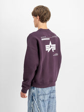 Laden Sie das Bild in den Galerie-Viewer, Alpha Industries Logo Back Print Sweater - plum
