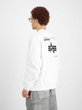 Laden Sie das Bild in den Galerie-Viewer, Alpha Industries Logo Back Print Sweater - white

