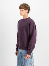 Laden Sie das Bild in den Galerie-Viewer, Alpha Industries Logo Back Print Sweater - plum

