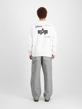 Laden Sie das Bild in den Galerie-Viewer, Alpha Industries Logo Back Print Sweater - white
