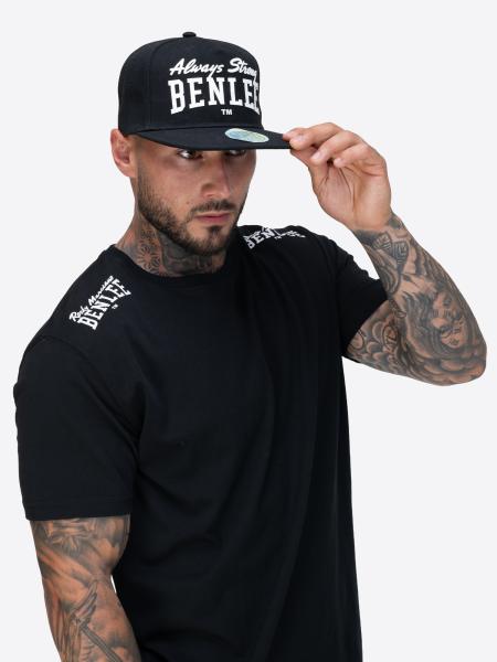 Schwarze BENLEE Snapback Cap mit weißem Always Strong 3D-Gummidruck.