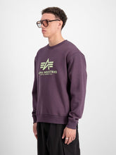 Laden Sie das Bild in den Galerie-Viewer, Alpha Industries Logo Basic Sweater - plum
